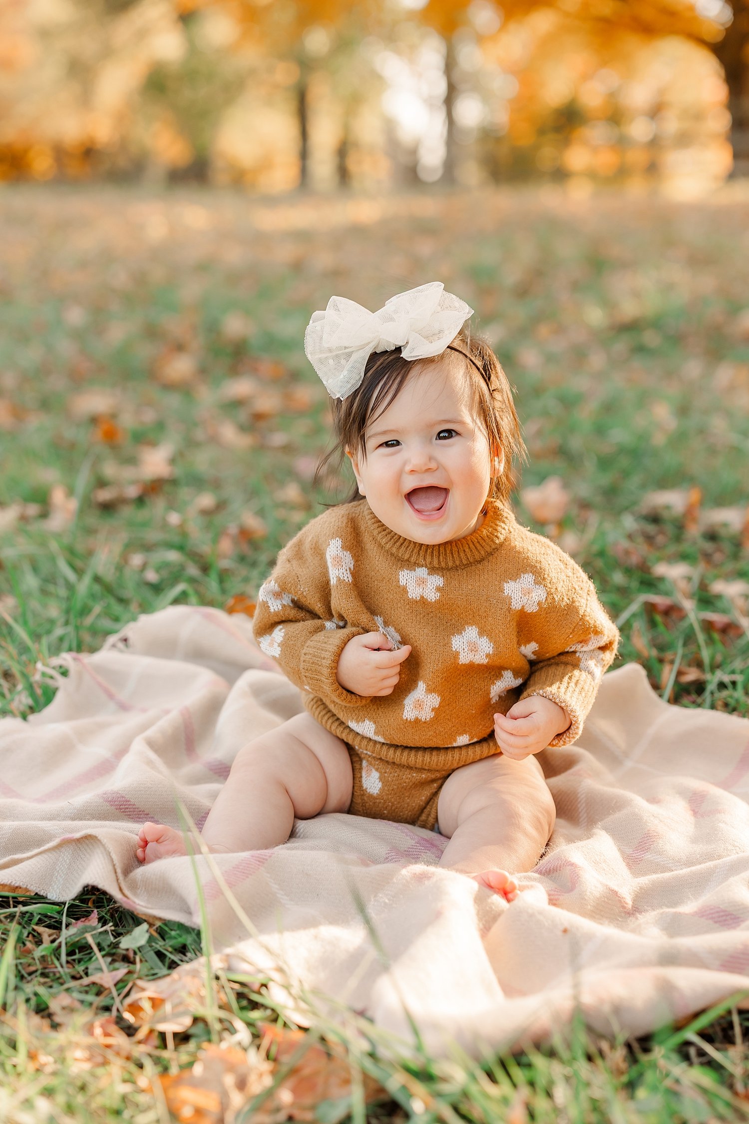 sarah-schmidt-photography-virginia-family-photographer-outdoor-fall-family-session-in-the-leaves-2023_0020.jpg