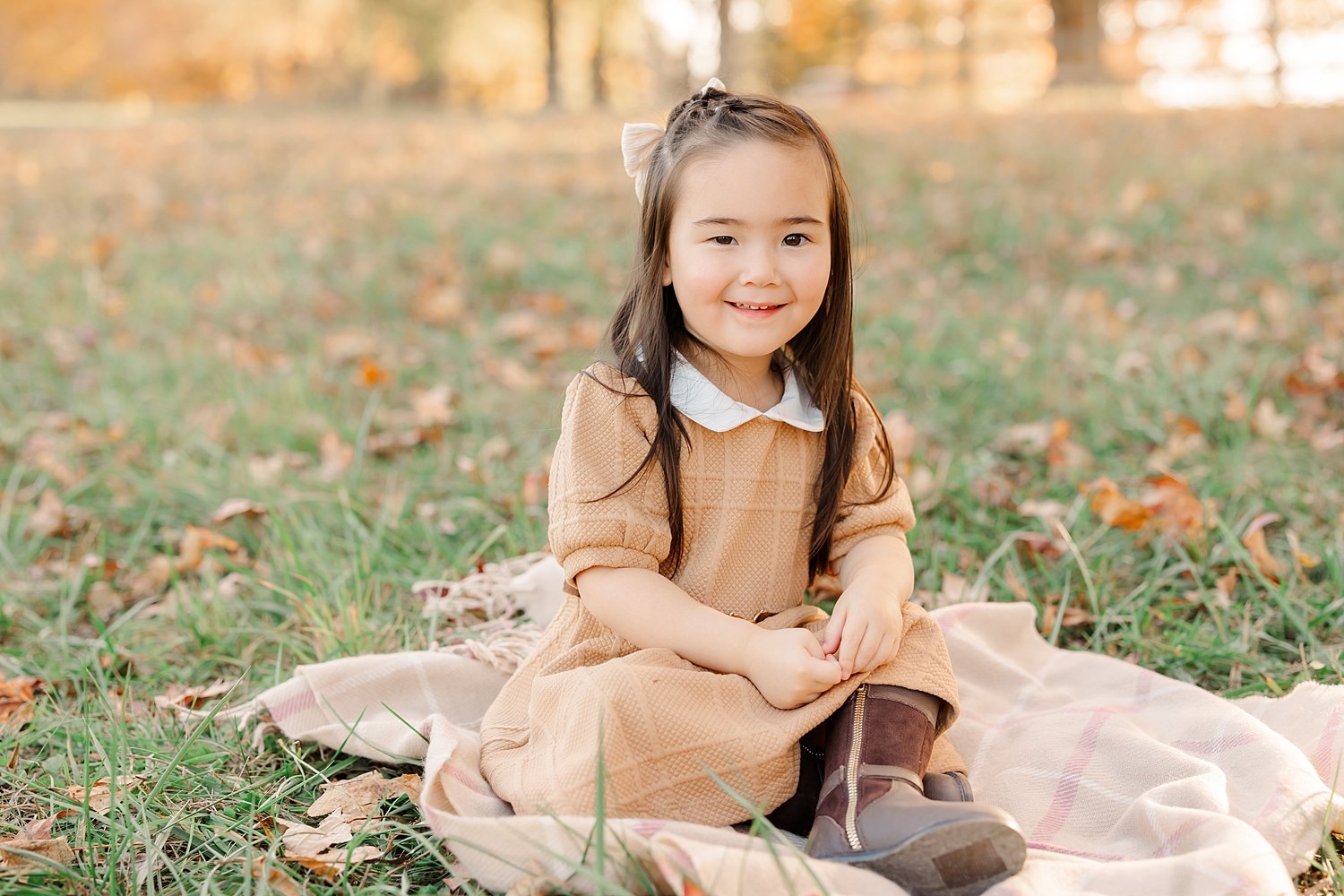 sarah-schmidt-photography-virginia-family-photographer-outdoor-fall-family-session-in-the-leaves-2023_0015.jpg