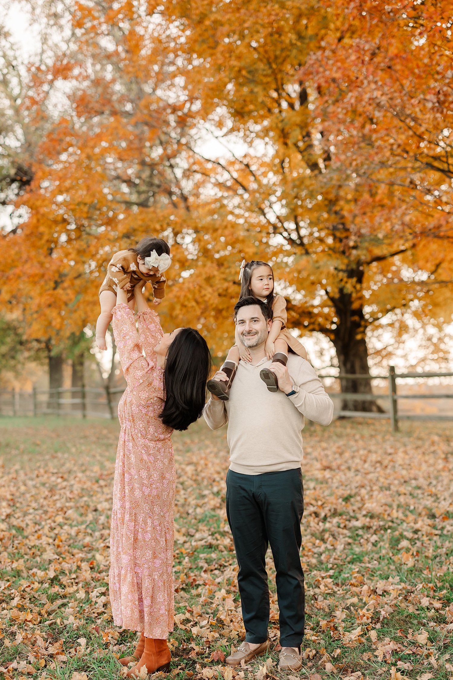 sarah-schmidt-photography-virginia-family-photographer-outdoor-fall-family-session-in-the-leaves-2023_0039.jpg