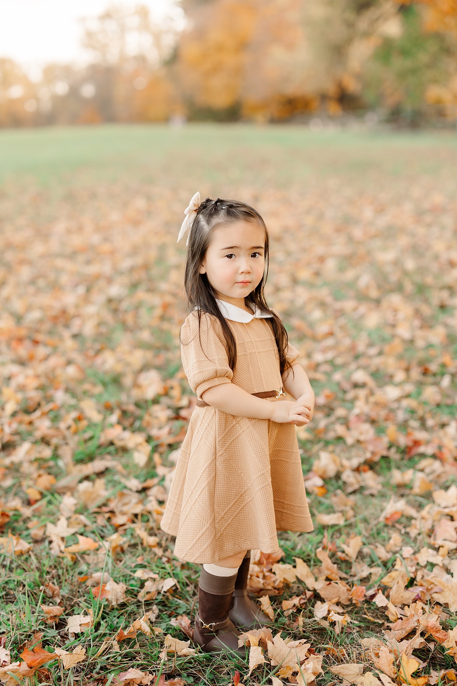 sarah-schmidt-photography-virginia-family-photographer-outdoor-fall-family-session-in-the-leaves-2023_0040.jpg