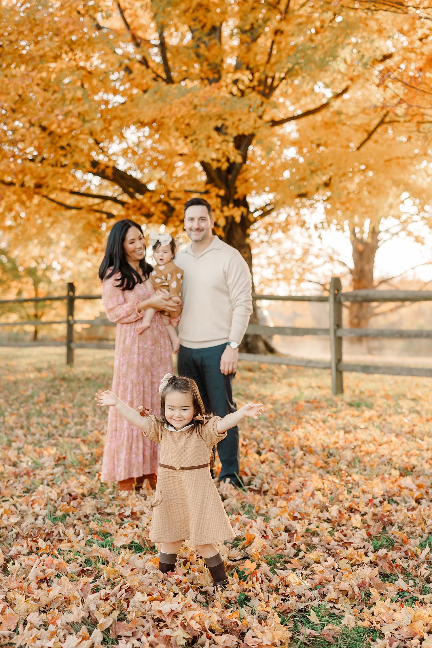 sarah-schmidt-photography-virginia-family-photographer-outdoor-fall-family-session-in-the-leaves-2023_0030.jpg