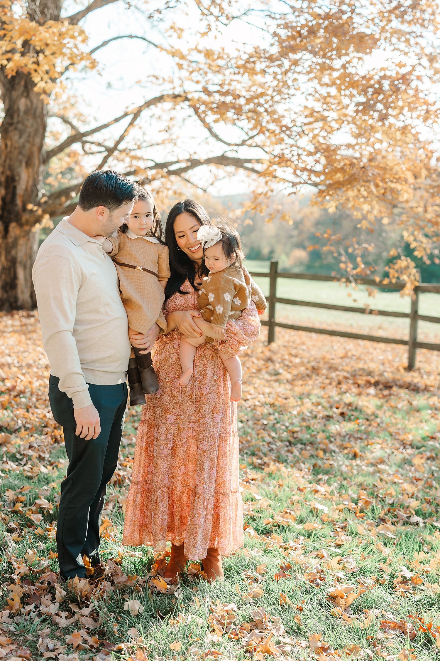 sarah-schmidt-photography-virginia-family-photographer-outdoor-fall-family-session-in-the-leaves-2023_0006.jpg