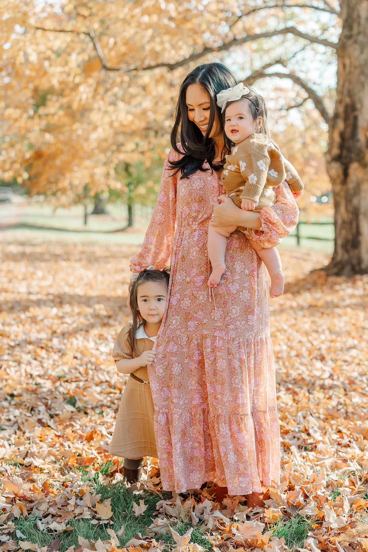 sarah-schmidt-photography-virginia-family-photographer-outdoor-fall-family-session-in-the-leaves-2023_0002.jpg