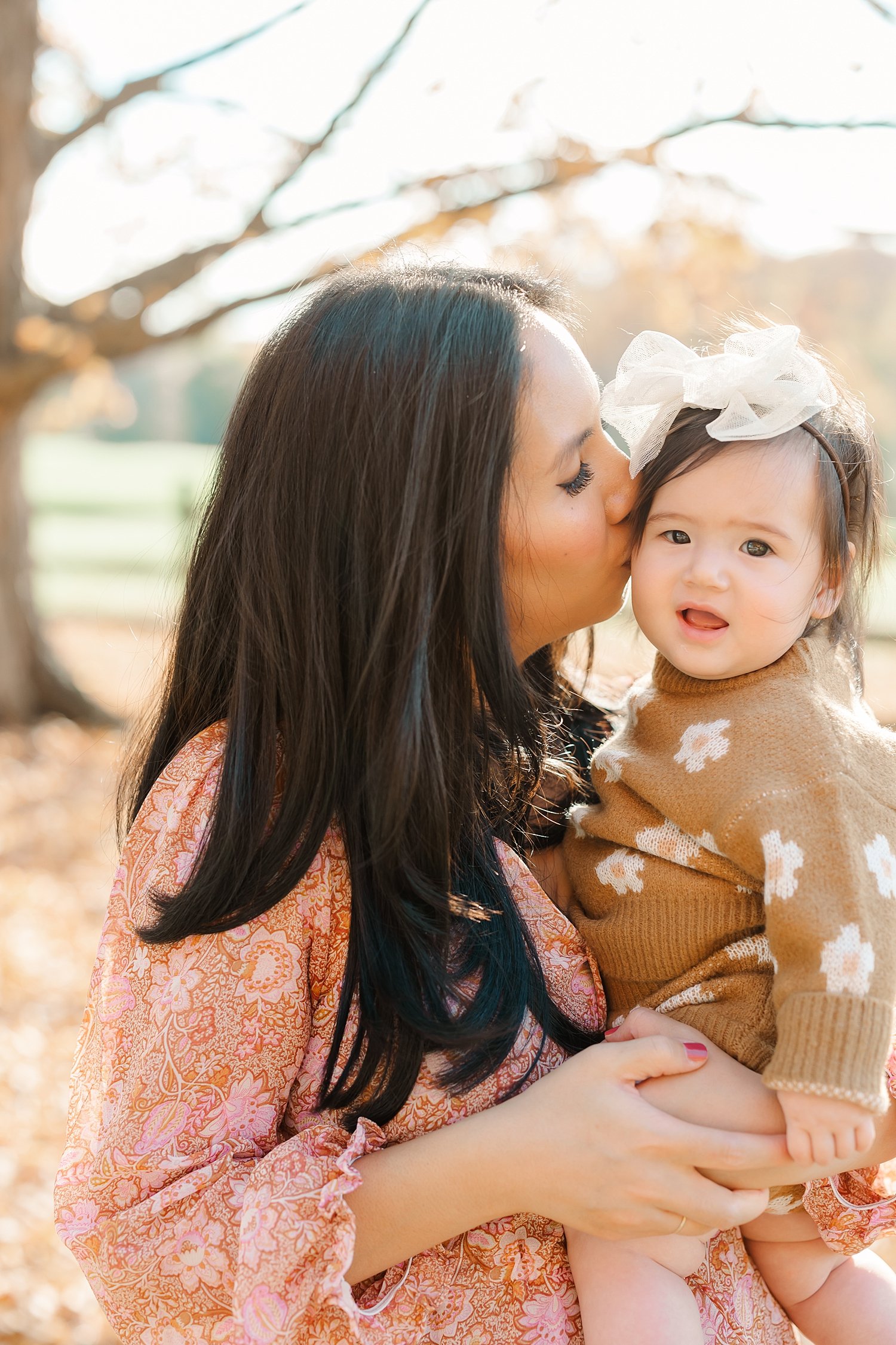 sarah-schmidt-photography-virginia-family-photographer-outdoor-fall-family-session-in-the-leaves-2023_0003.jpg