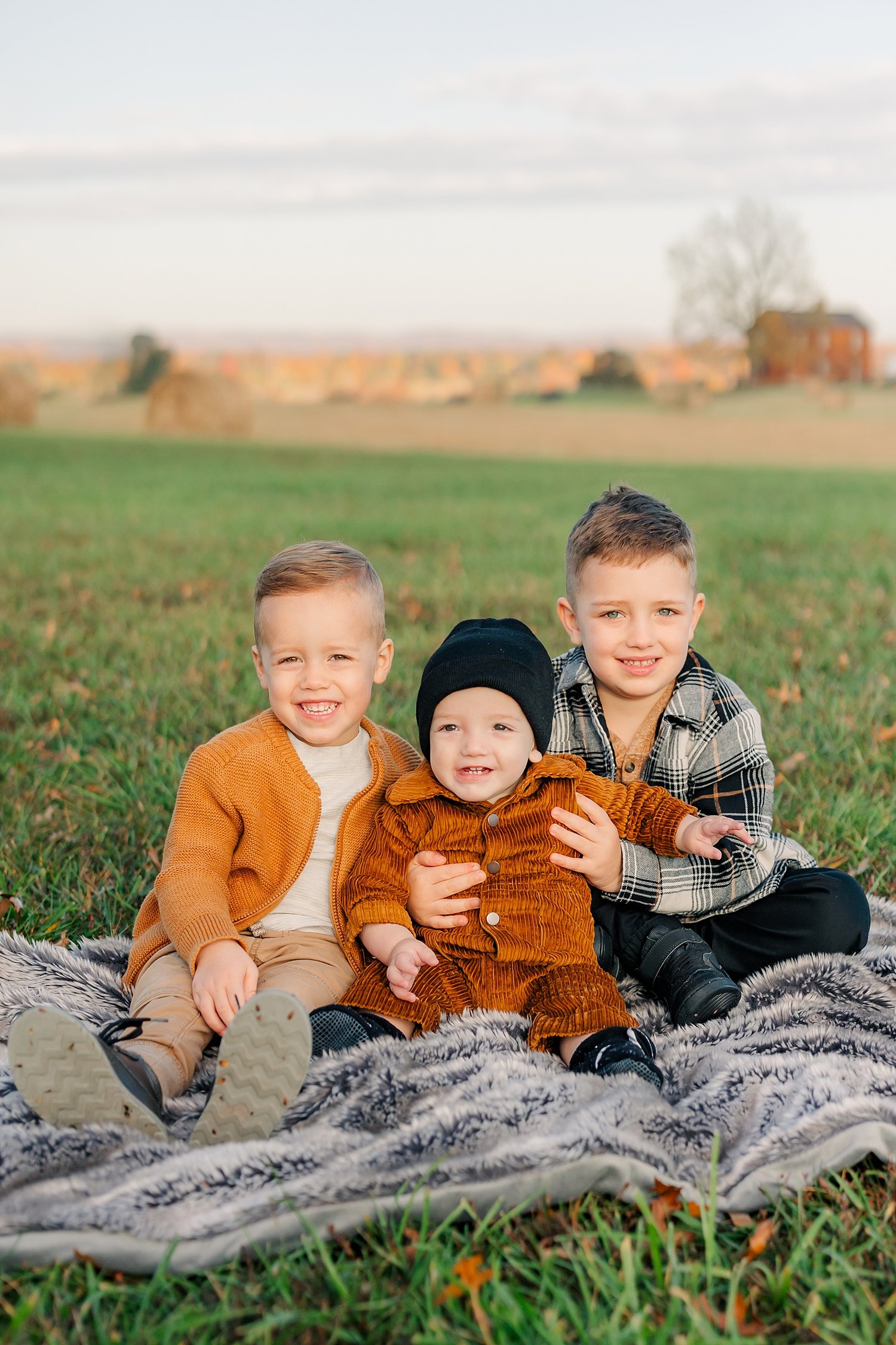 sarah-schmidt-photography-virginia-family-photographer-outdoor-fall-field-family-session-2023_0001.jpg