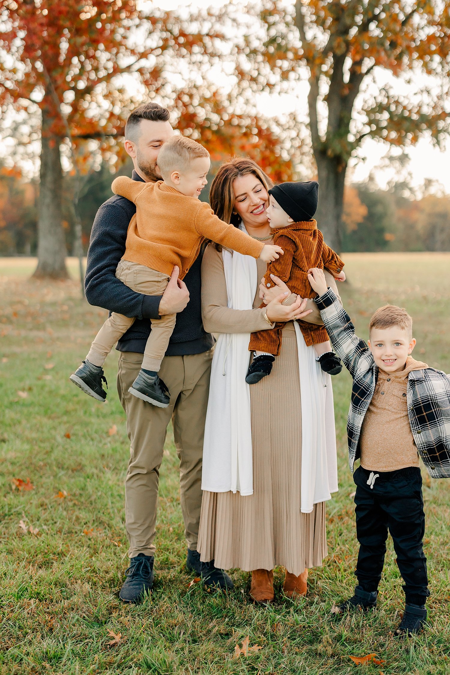 sarah-schmidt-photography-virginia-family-photographer-outdoor-fall-field-family-session-2023_0008.jpg