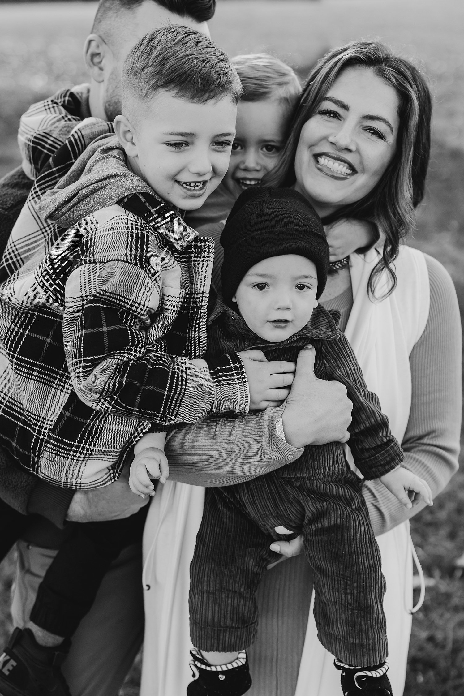 sarah-schmidt-photography-virginia-family-photographer-outdoor-fall-field-family-session-2023_0012.jpg