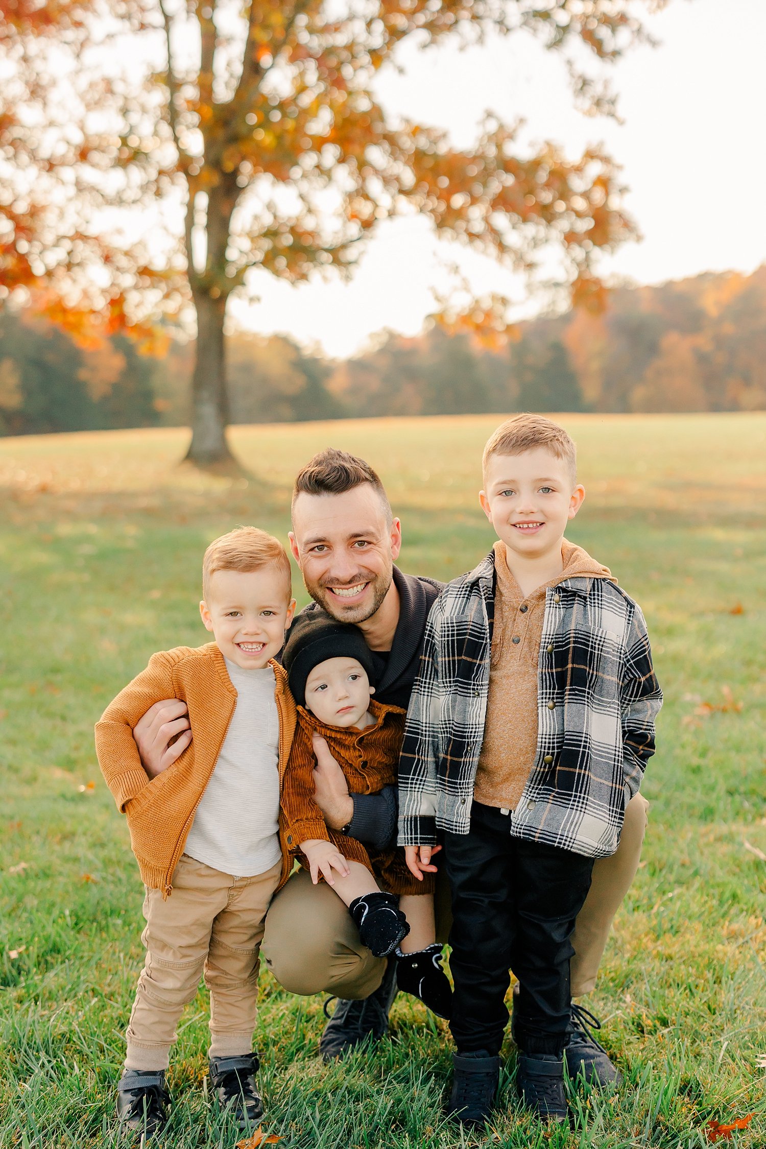 sarah-schmidt-photography-virginia-family-photographer-outdoor-fall-field-family-session-2023_0018.jpg