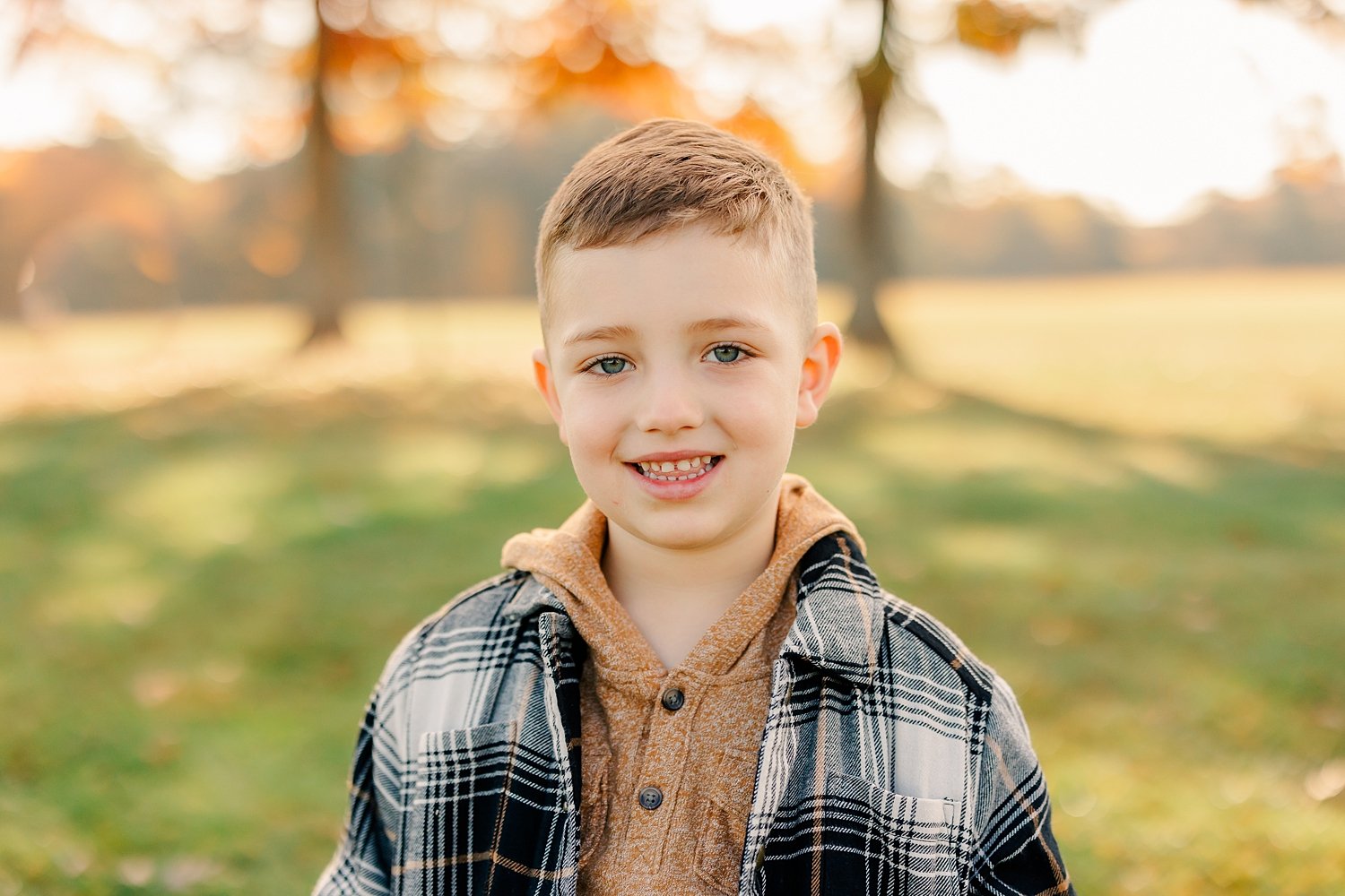 sarah-schmidt-photography-virginia-family-photographer-outdoor-fall-field-family-session-2023_0019.jpg