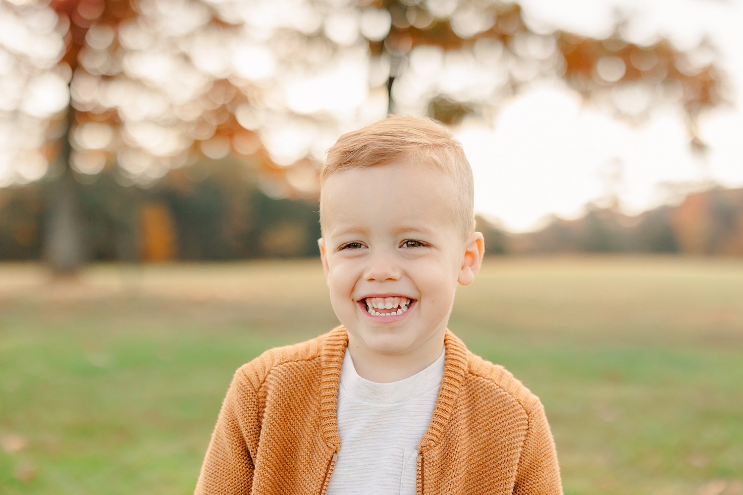 sarah-schmidt-photography-virginia-family-photographer-outdoor-fall-field-family-session-2023_0020.jpg