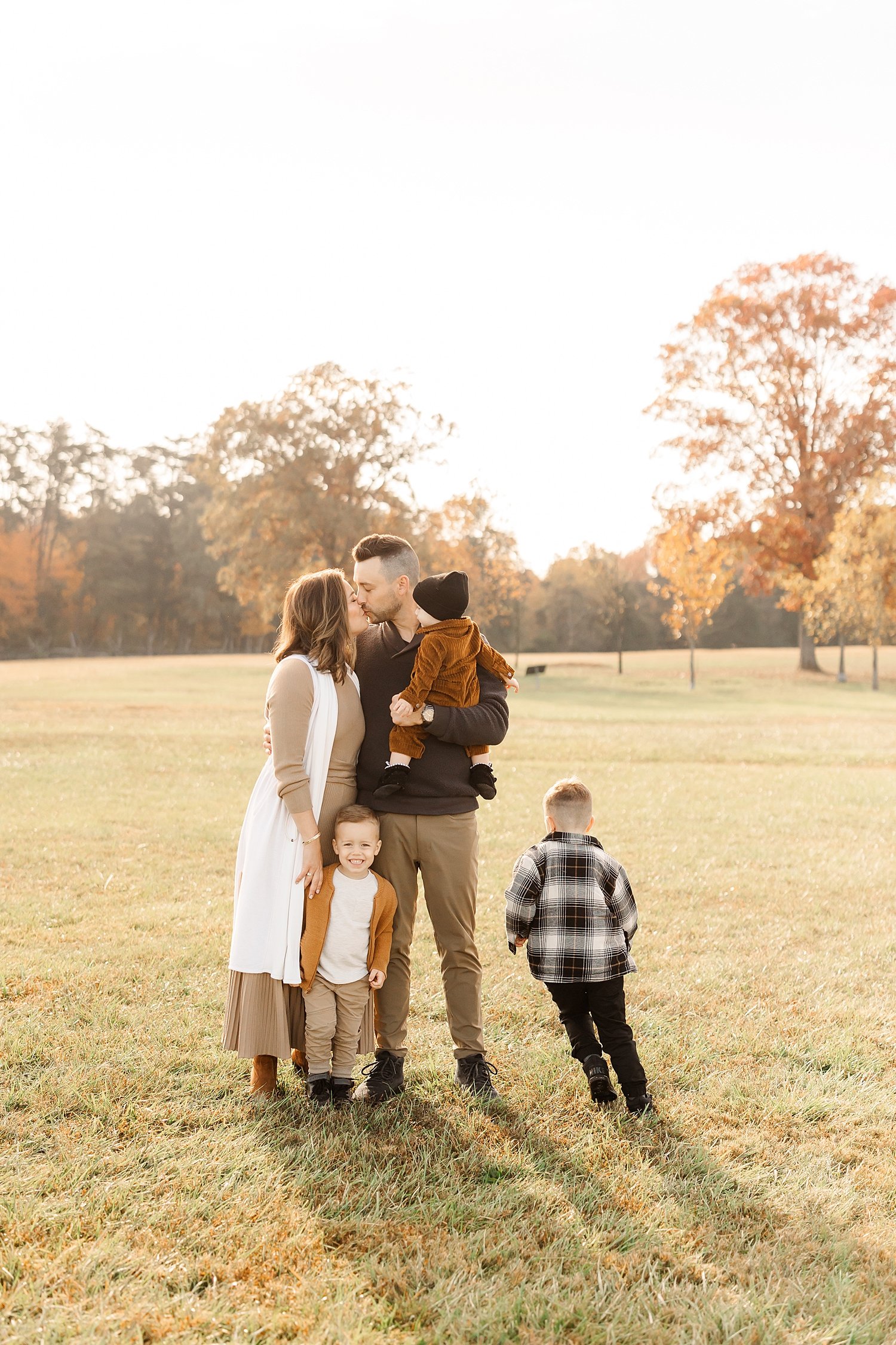 sarah-schmidt-photography-virginia-family-photographer-outdoor-fall-field-family-session-2023_0030.jpg