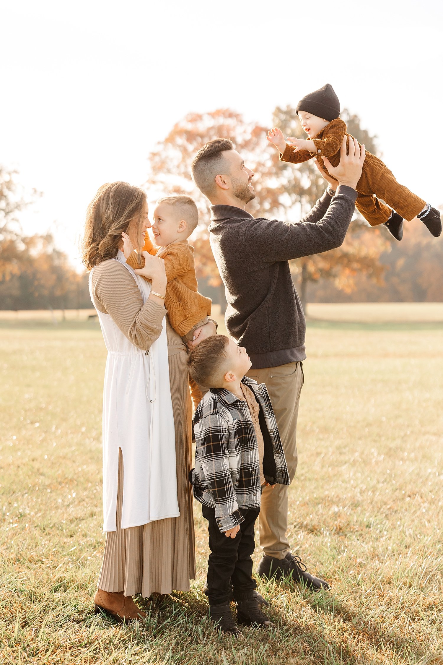 sarah-schmidt-photography-virginia-family-photographer-outdoor-fall-field-family-session-2023_0035.jpg