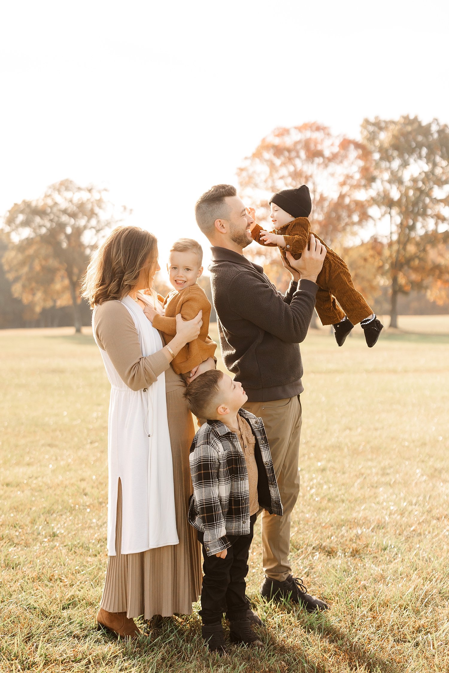 sarah-schmidt-photography-virginia-family-photographer-outdoor-fall-field-family-session-2023_0036.jpg