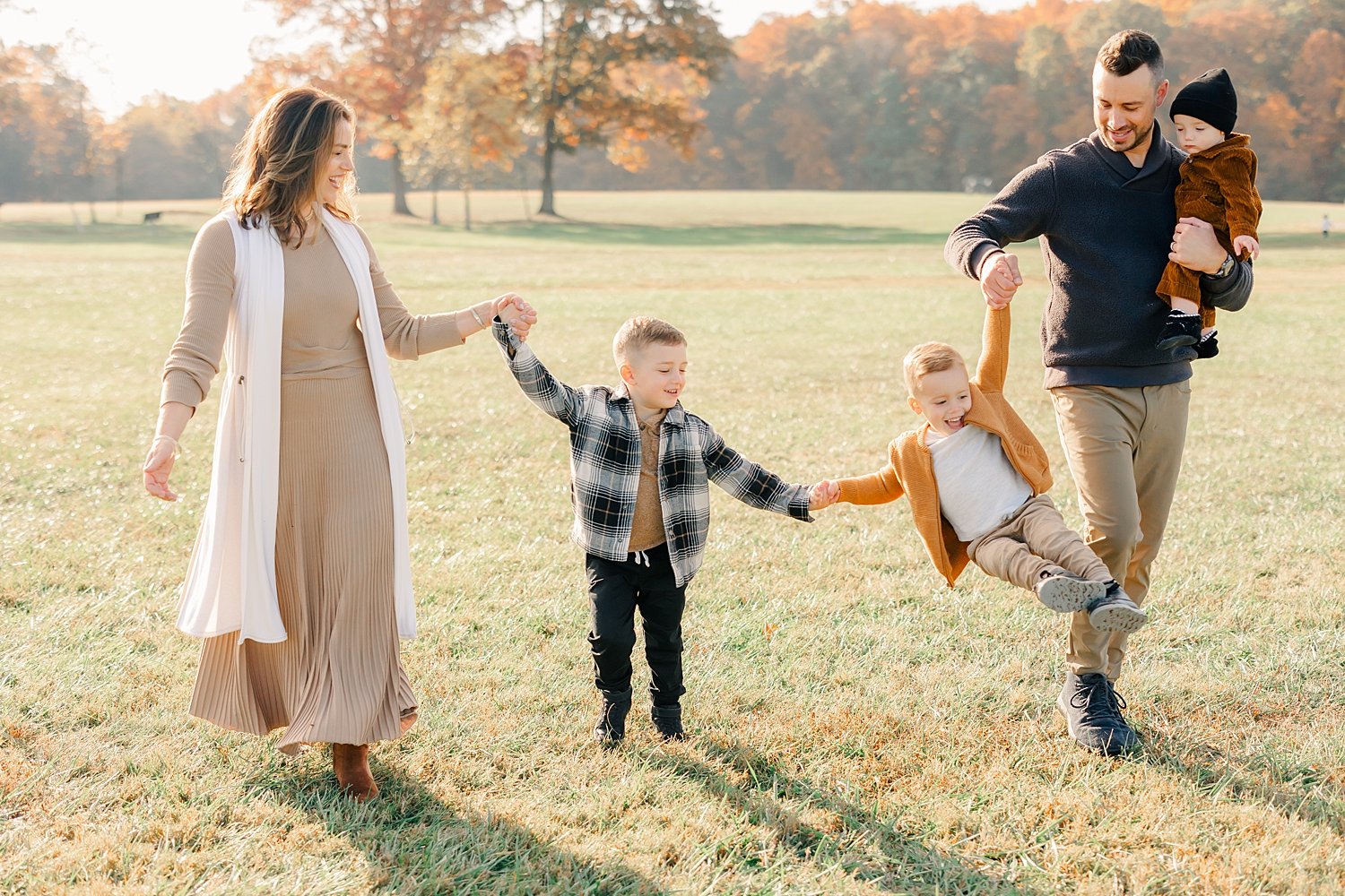 sarah-schmidt-photography-virginia-family-photographer-outdoor-fall-field-family-session-2023_0037.jpg