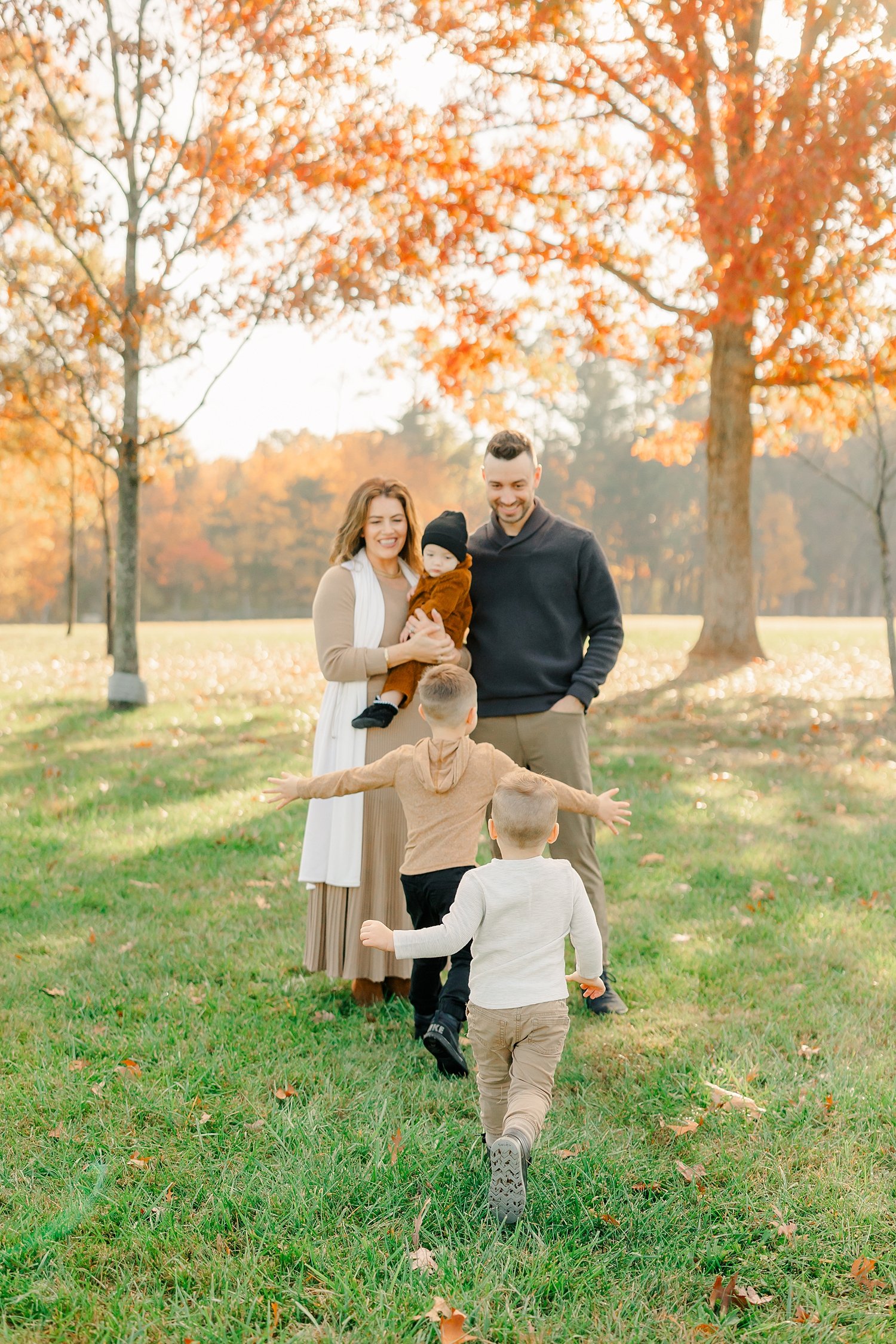 sarah-schmidt-photography-virginia-family-photographer-outdoor-fall-field-family-session-2023_0043.jpg