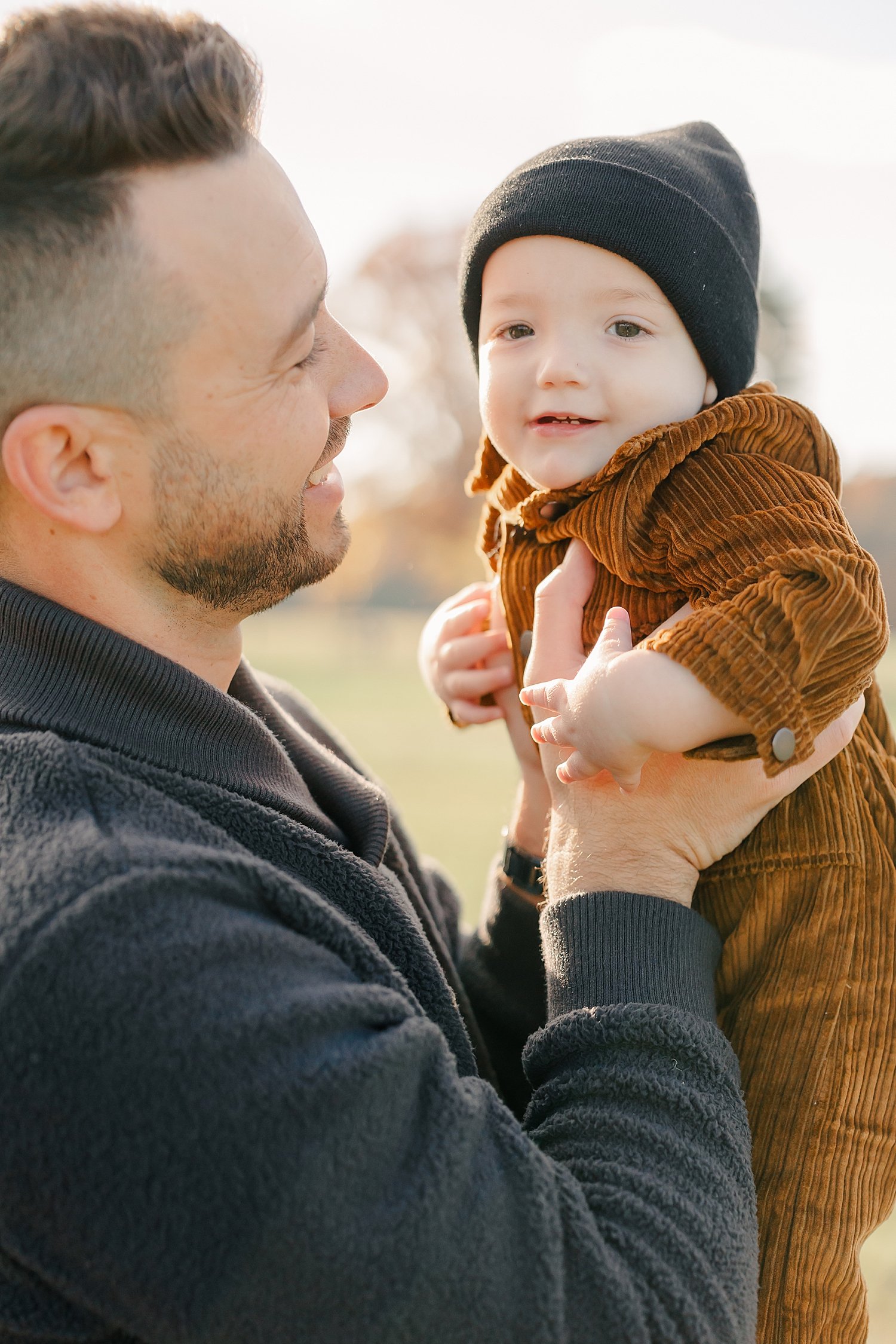 sarah-schmidt-photography-virginia-family-photographer-outdoor-fall-field-family-session-2023_0046.jpg