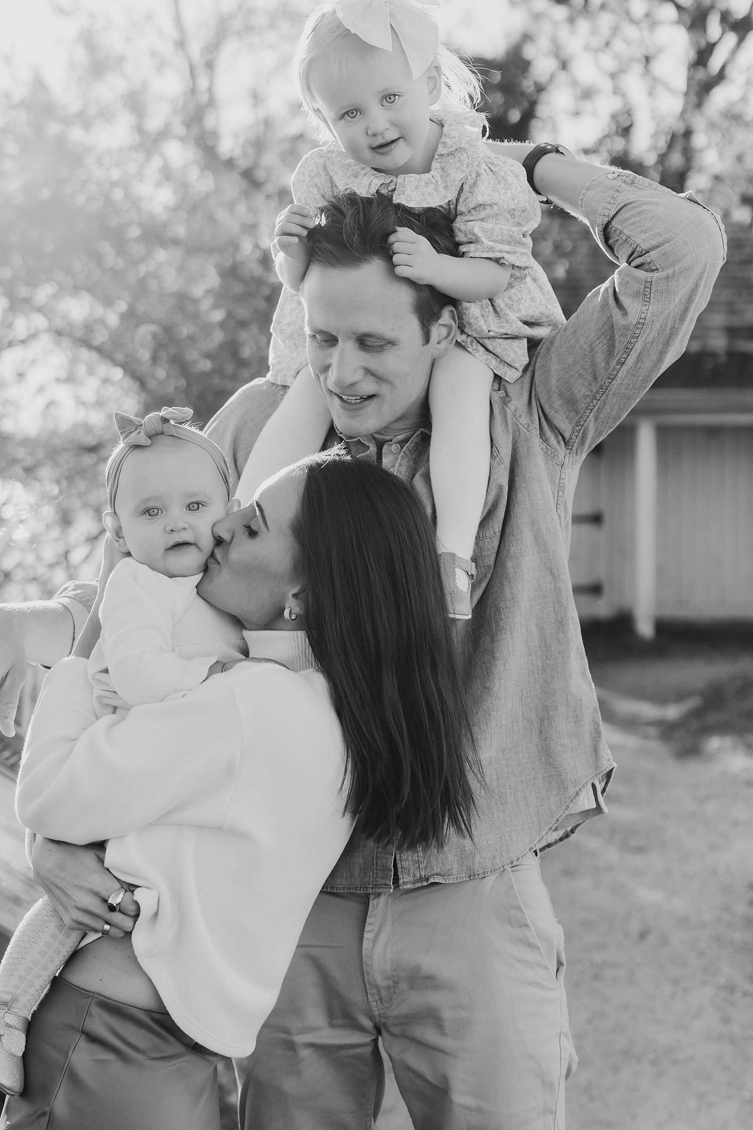 sarah-schmidt-photography-virginia-family-photographer-outdoor-fall-foliage-family-session-2023_0008.jpg