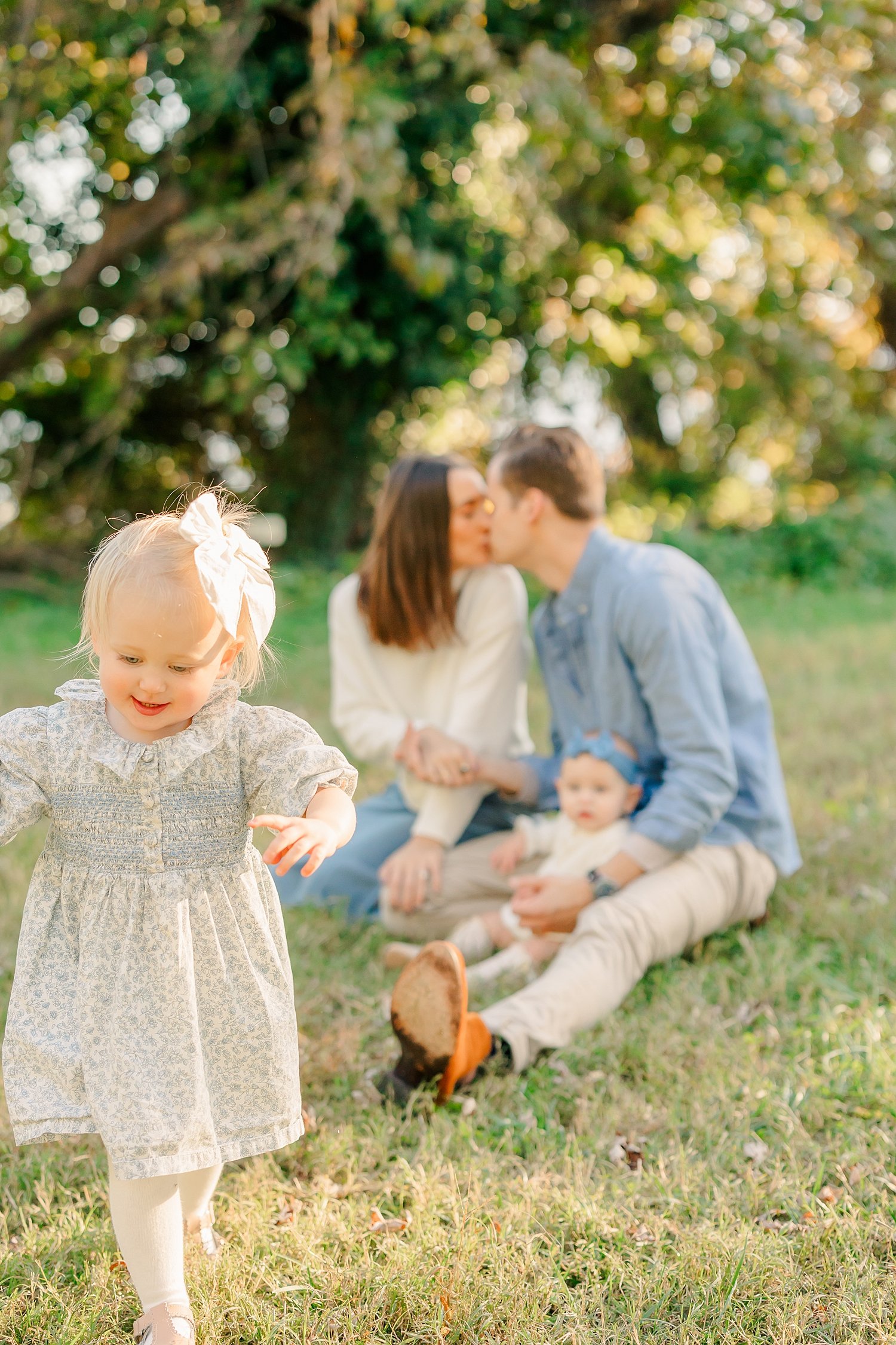 sarah-schmidt-photography-virginia-family-photographer-outdoor-fall-foliage-family-session-2023_0018.jpg