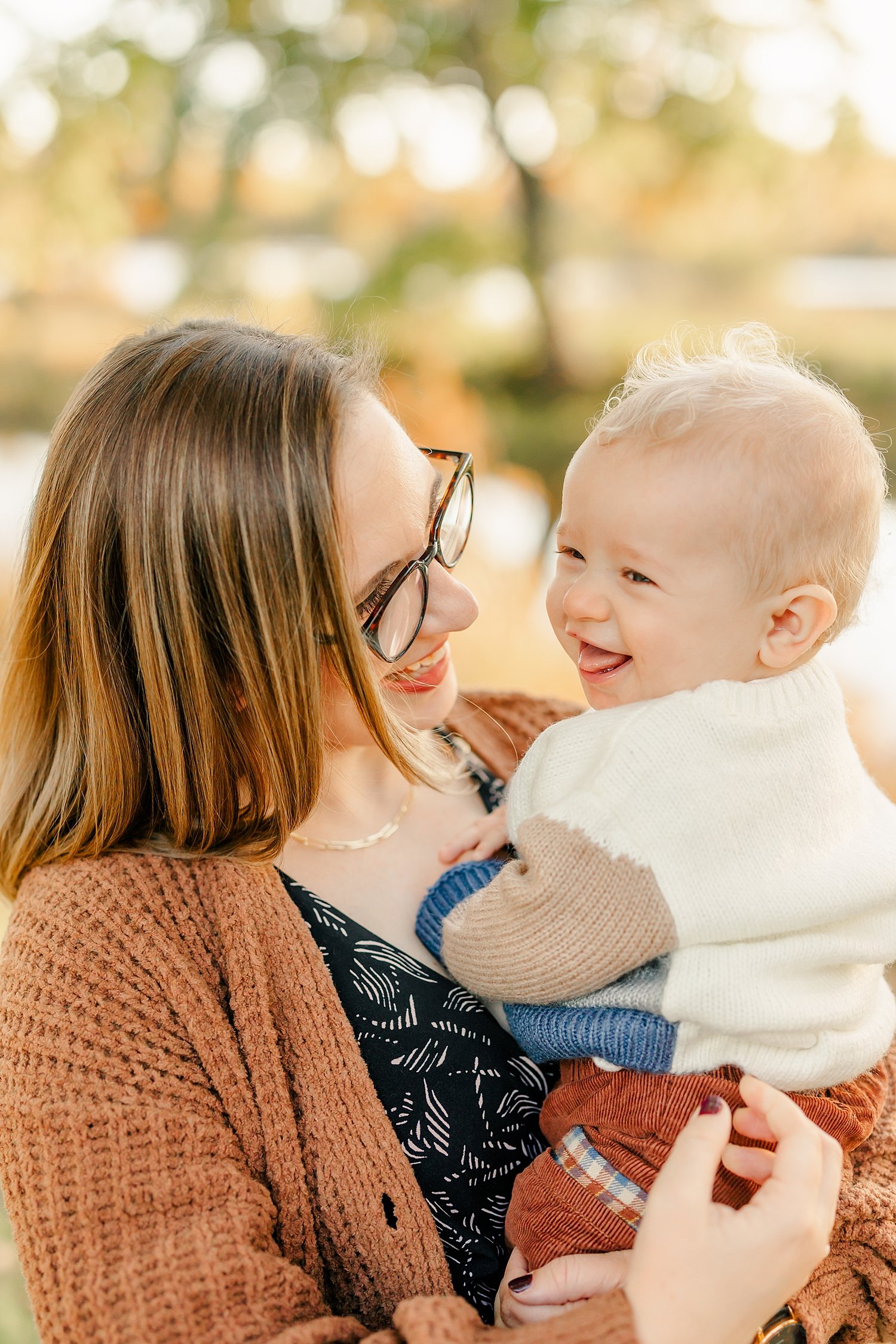 sarah-schmidt-photography-virginia-family-photographer-outdoor-golden-hour-fall-family-midi-session_0012.jpg