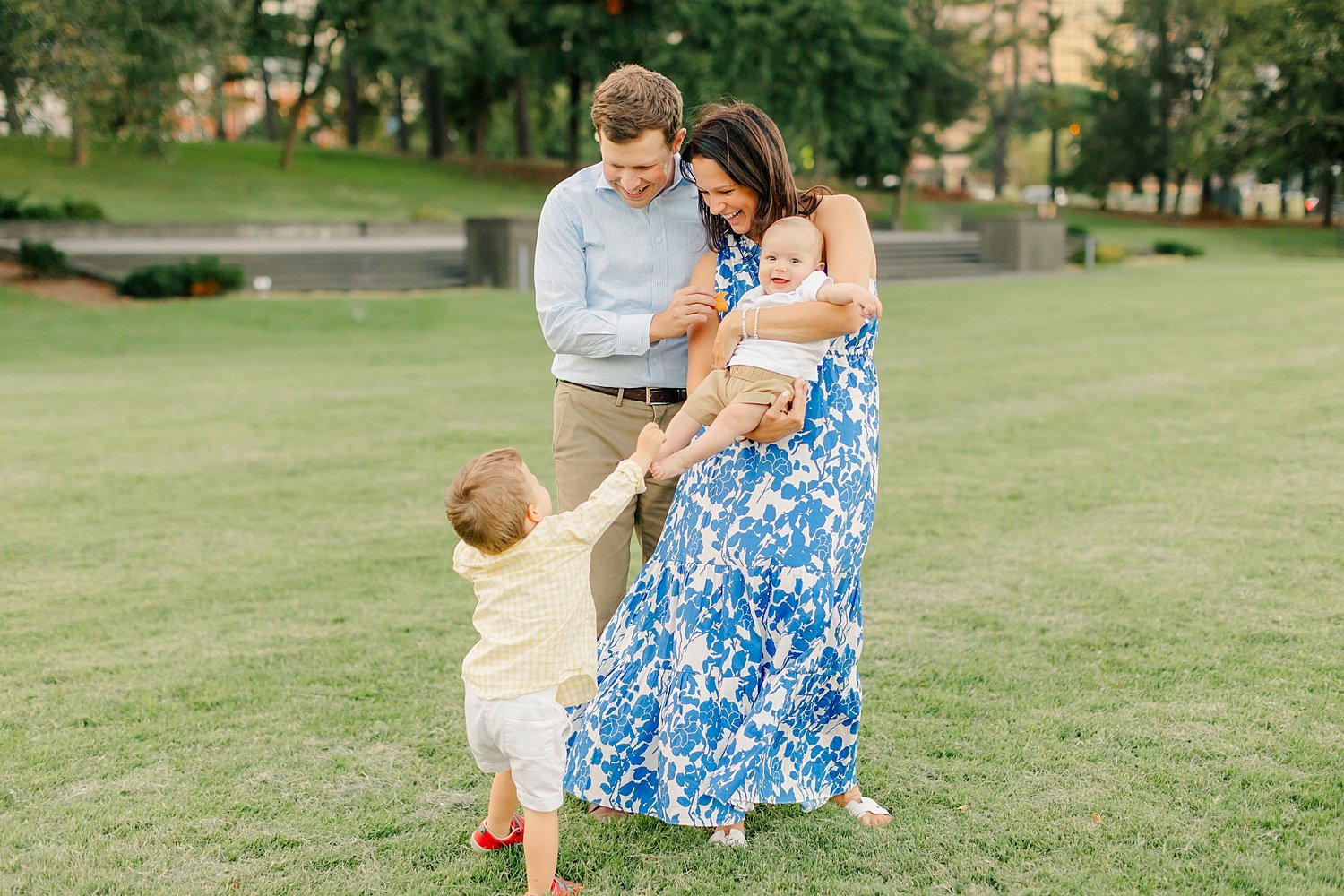 sarah-schmidt-photography-virginia-family-photographer-september-outdoor-family-session-with-drinks_0028.jpg