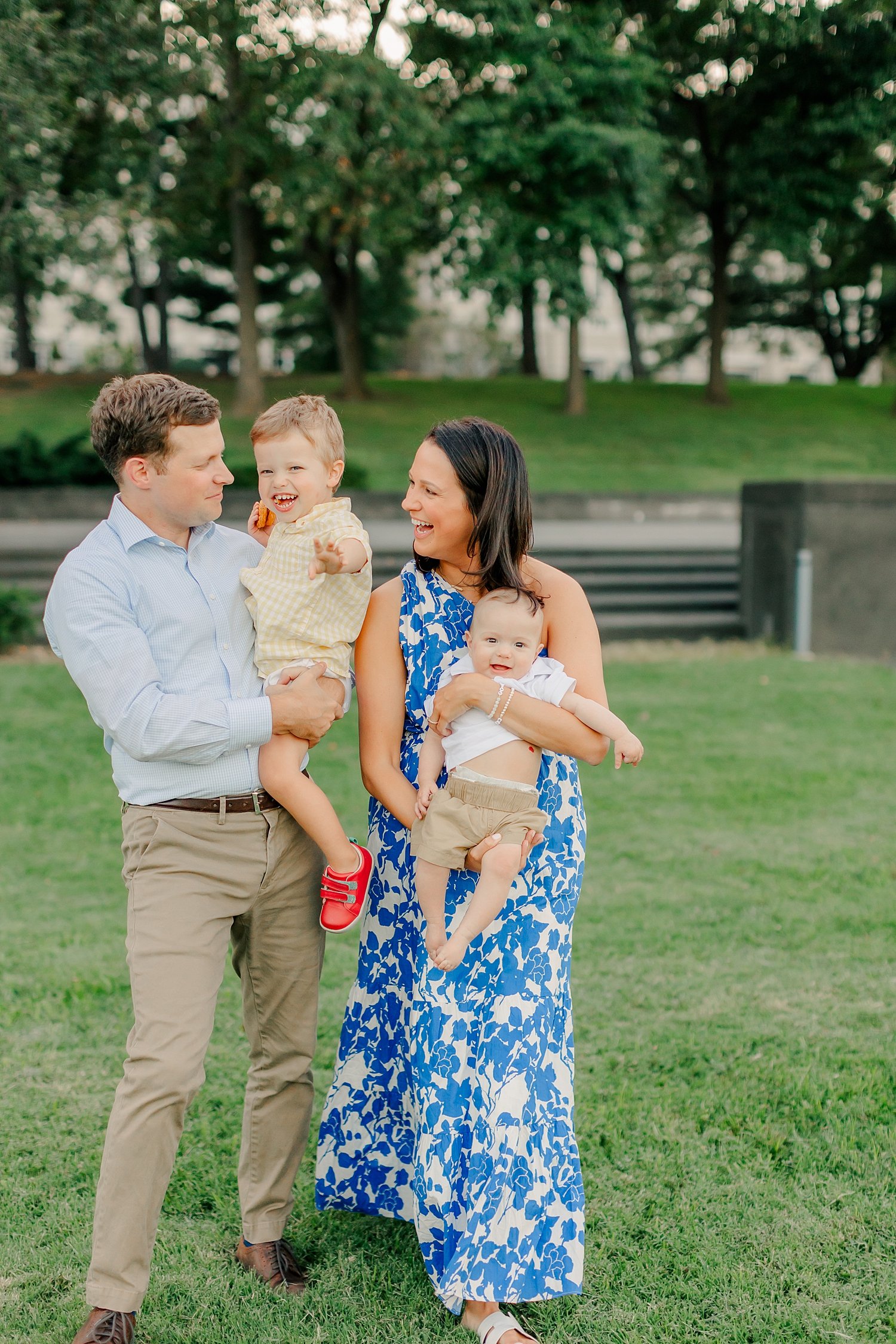 sarah-schmidt-photography-virginia-family-photographer-september-outdoor-family-session-with-drinks_0022.jpg