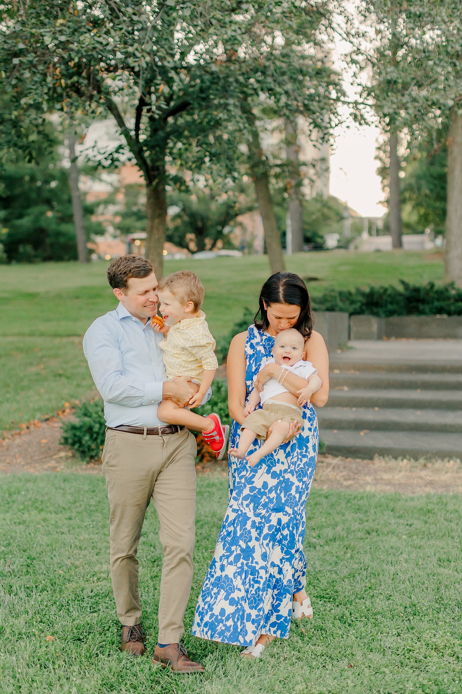 sarah-schmidt-photography-virginia-family-photographer-september-outdoor-family-session-with-drinks_0021.jpg