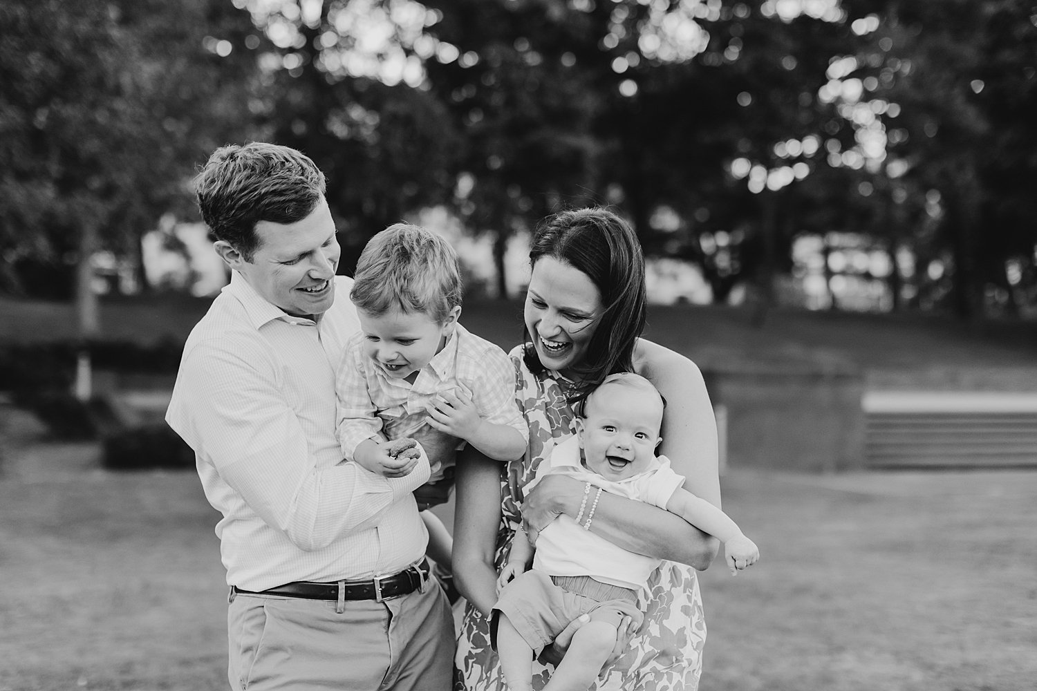 sarah-schmidt-photography-virginia-family-photographer-september-outdoor-family-session-with-drinks_0024.jpg