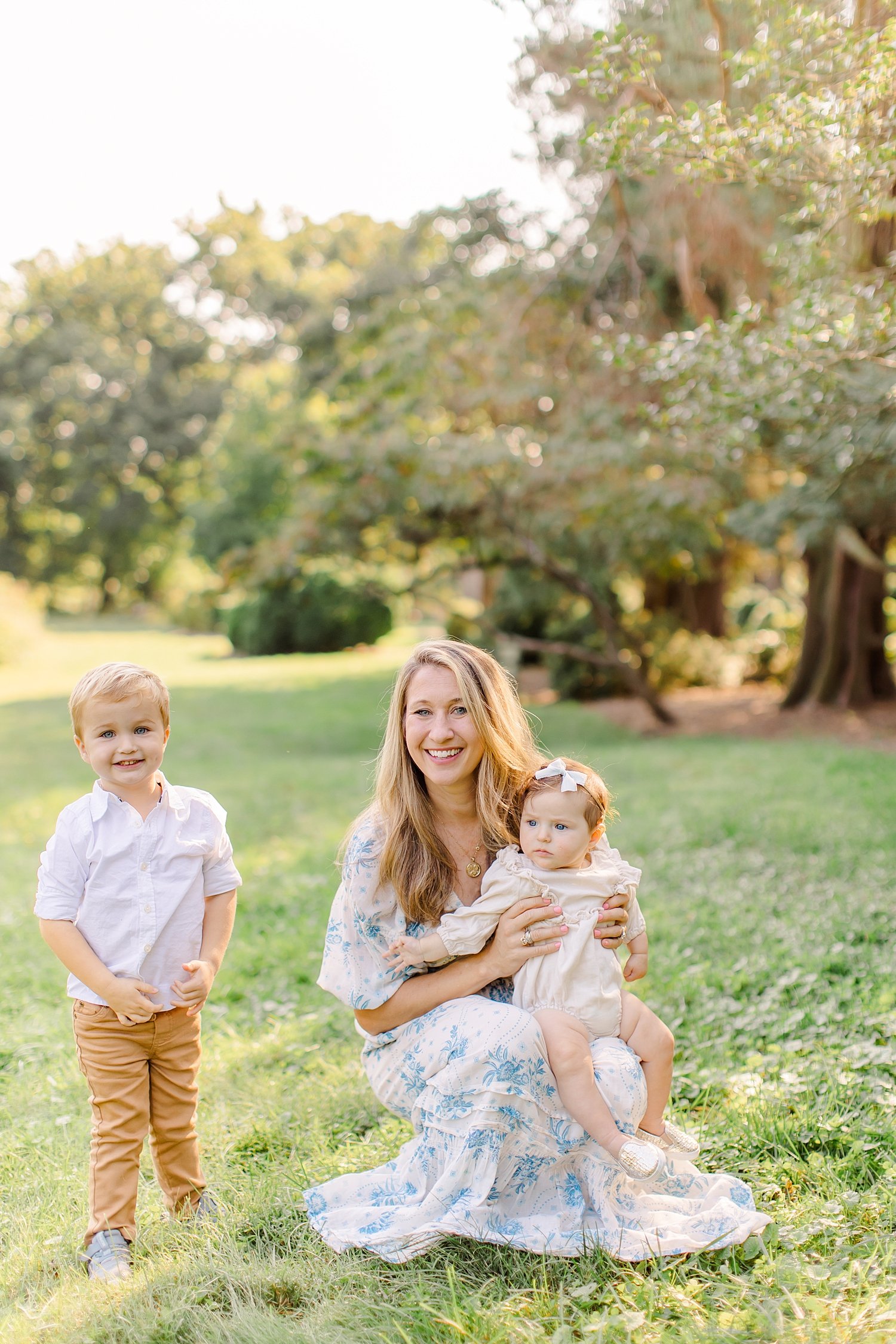 sarah-schmidt-photography-virginia-family-photographer-spring-family-session-with-golden-retriever_0016.jpg