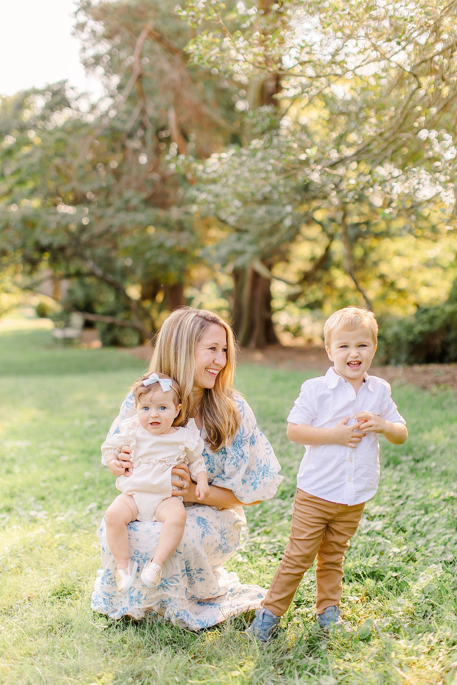 sarah-schmidt-photography-virginia-family-photographer-spring-family-session-with-golden-retriever_0017.jpg