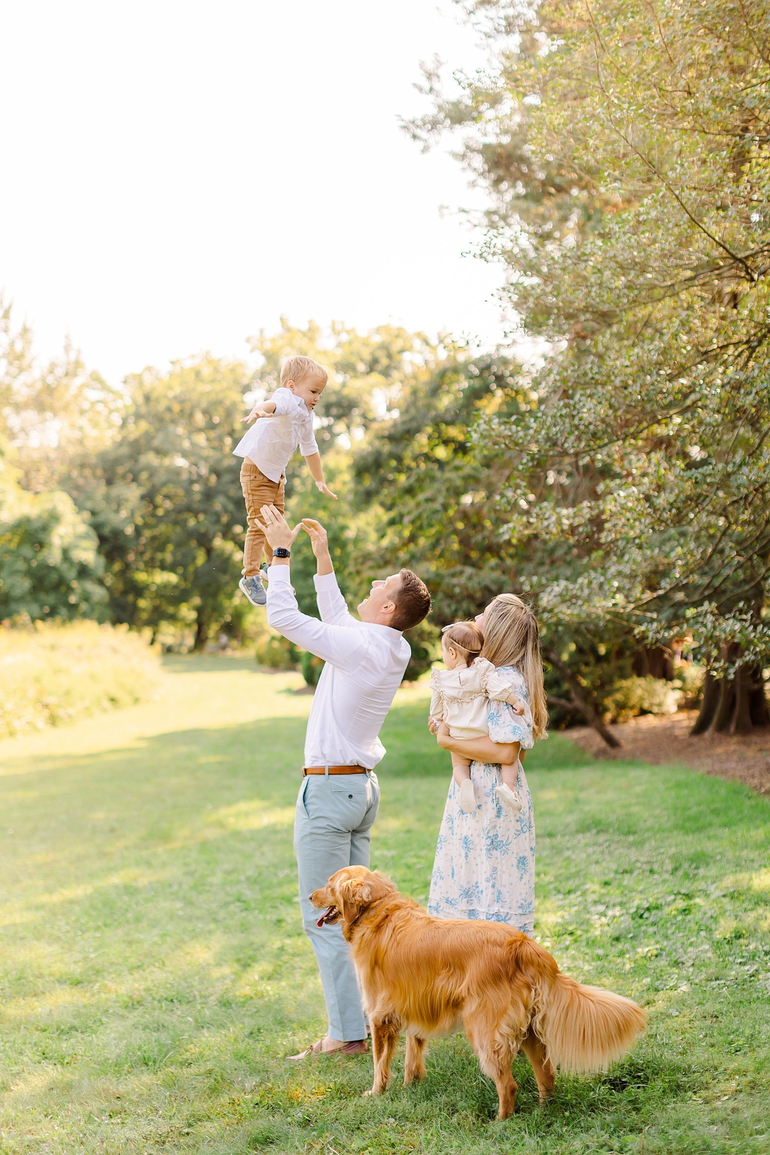 sarah-schmidt-photography-virginia-family-photographer-spring-family-session-with-golden-retriever_0018.jpg