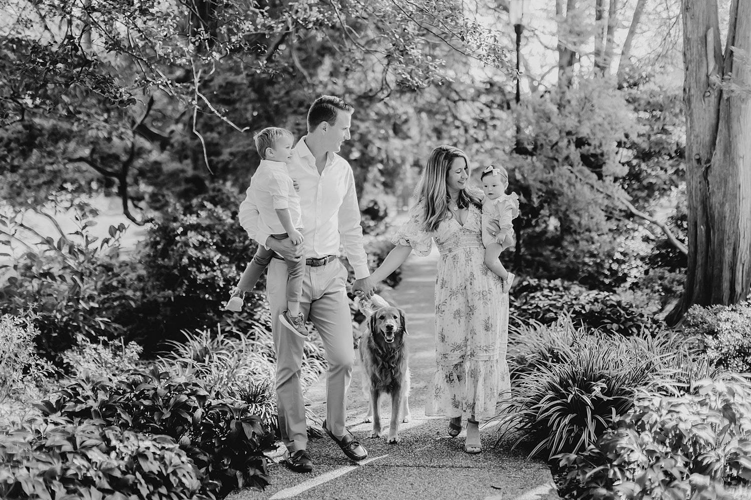 sarah-schmidt-photography-virginia-family-photographer-spring-family-session-with-golden-retriever_0009.jpg