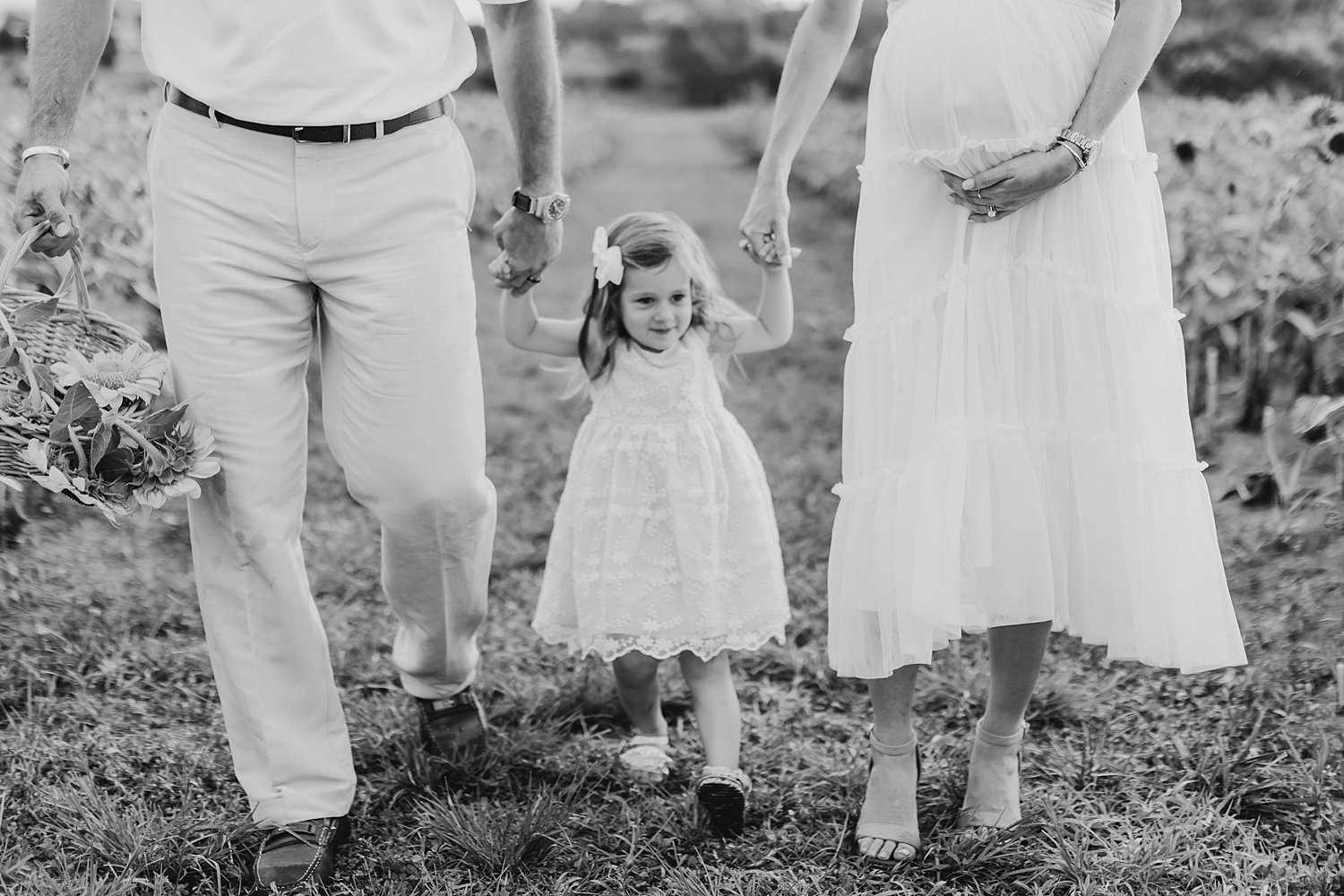 sarah-schmidt-photography-virginia-family-photographer-summer-sunflower-field-maternity-session_0027.jpg