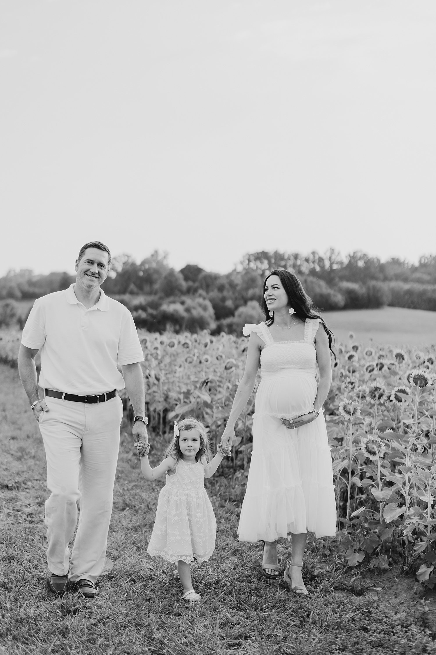 sarah-schmidt-photography-virginia-family-photographer-summer-sunflower-field-maternity-session_0029.jpg