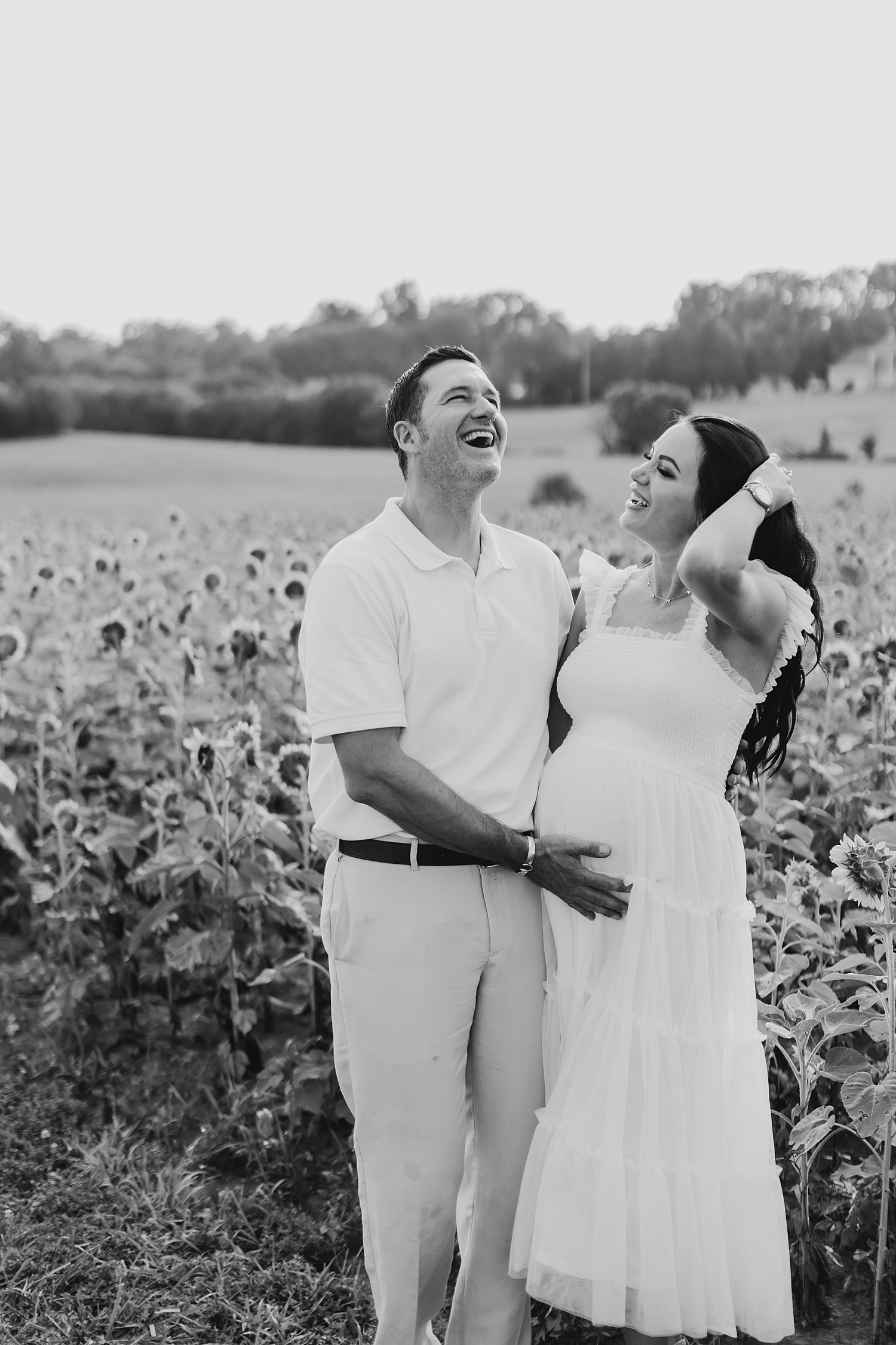 sarah-schmidt-photography-virginia-family-photographer-summer-sunflower-field-maternity-session_0033.jpg