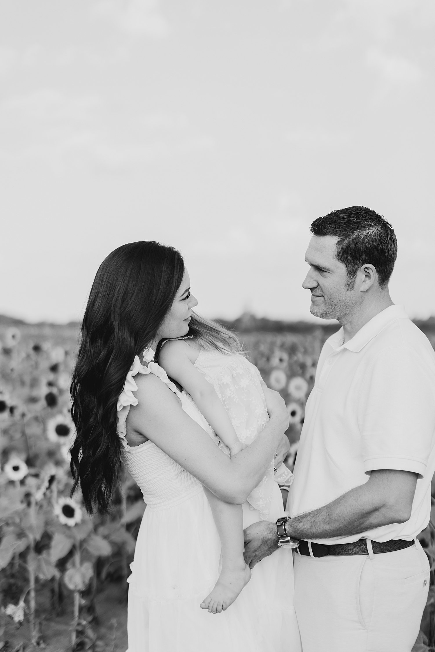 sarah-schmidt-photography-virginia-family-photographer-summer-sunflower-field-maternity-session_0048.jpg