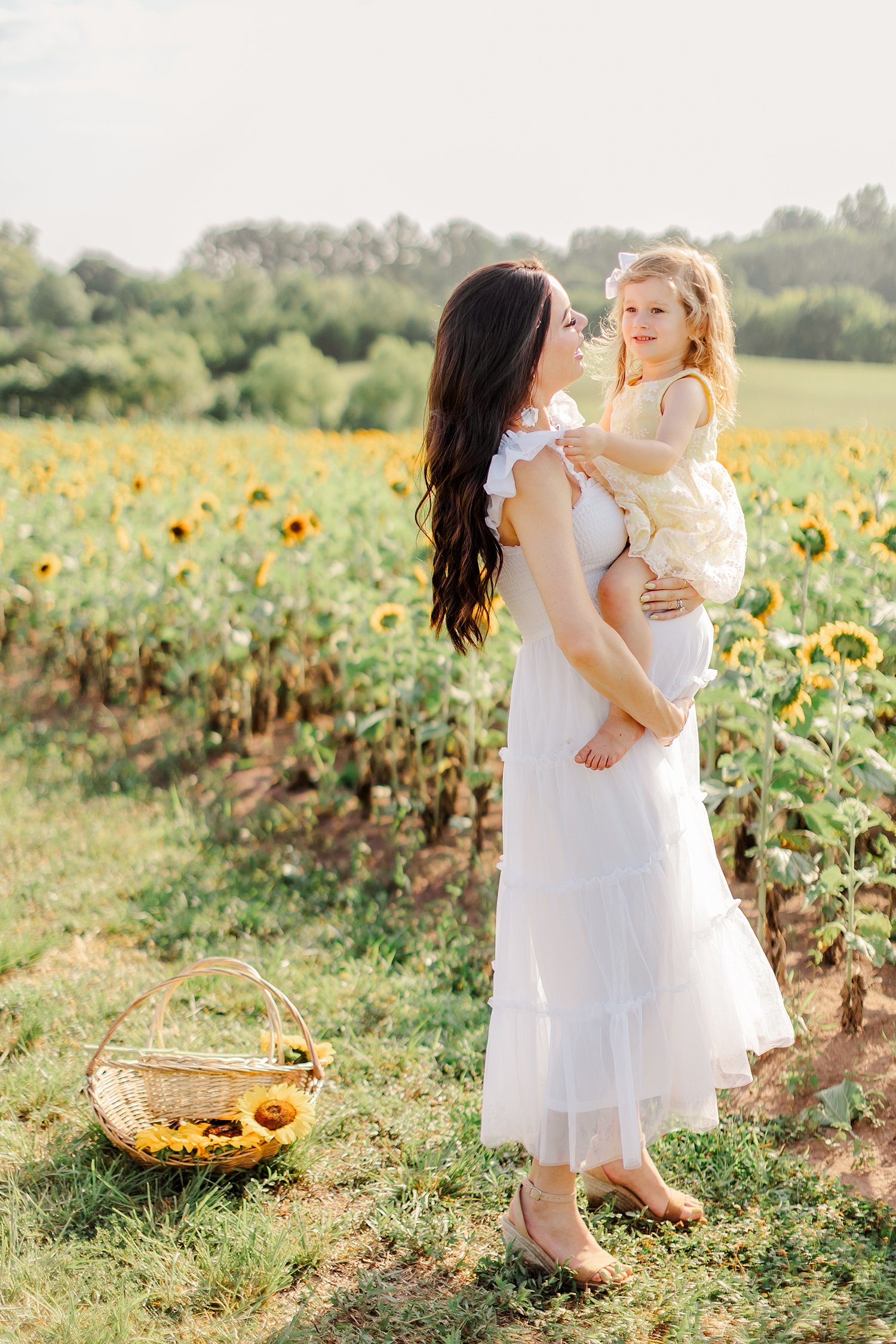 sarah-schmidt-photography-virginia-family-photographer-summer-sunflower-field-maternity-session_0054.jpg