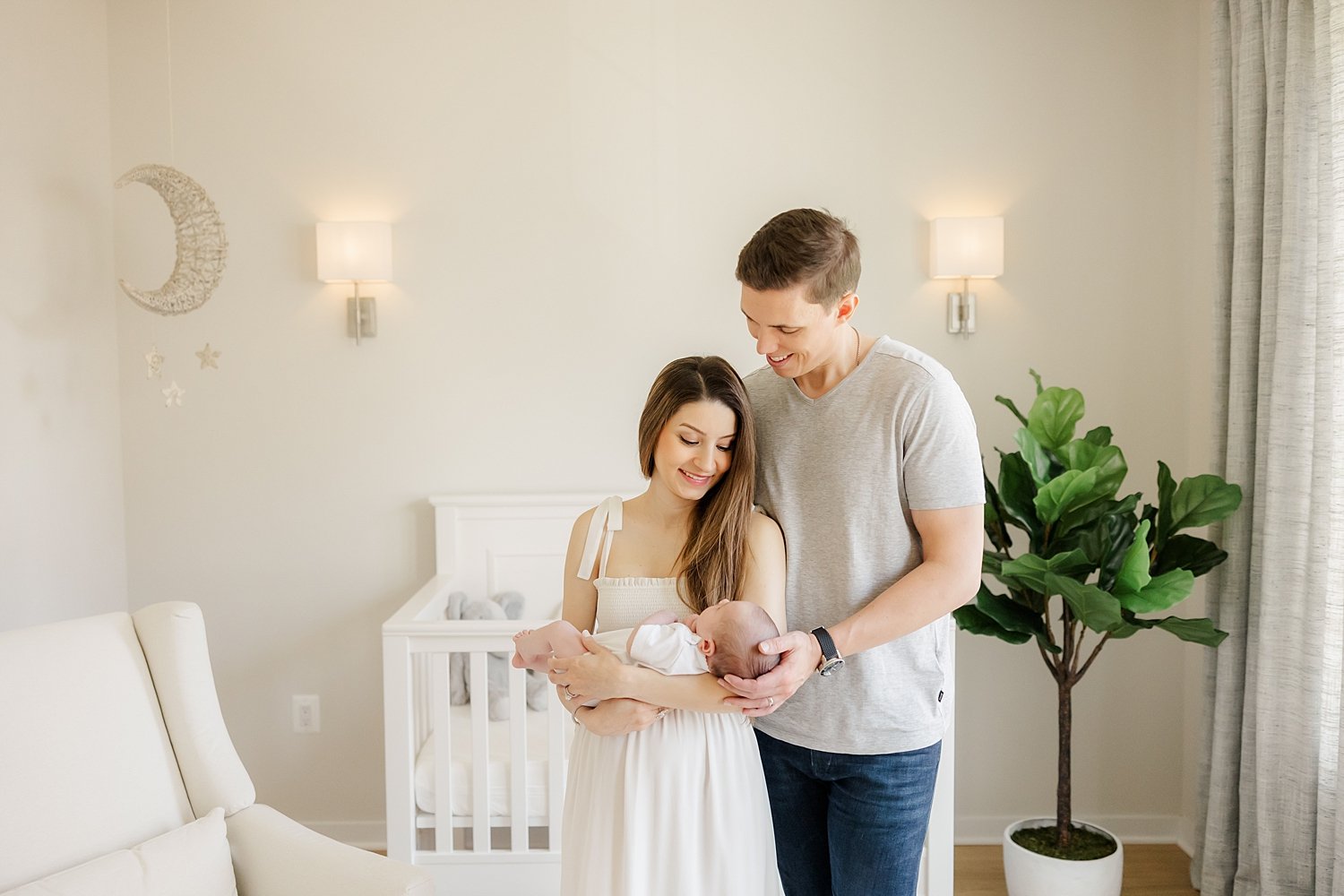 sarah-schmidt-photography-virginia-newborn-photographer-casual-natural-light-in-home-lifestyle-first-time-parent-newborn-session_0070.jpg