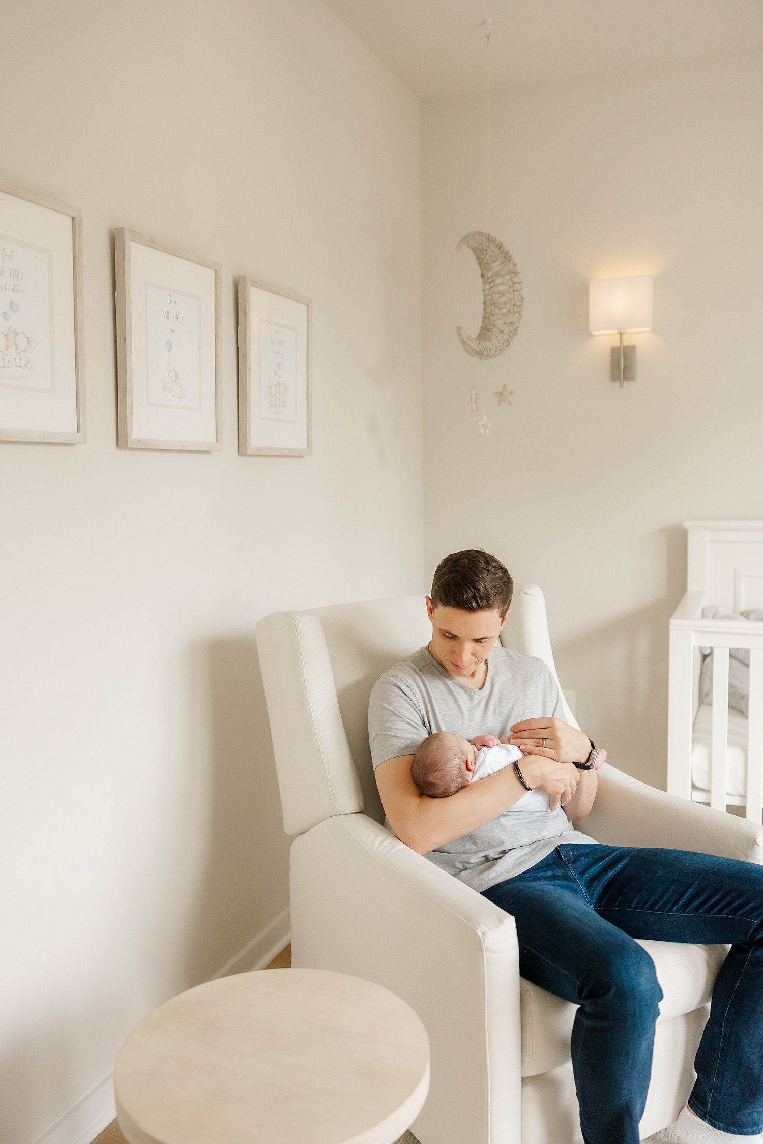 sarah-schmidt-photography-virginia-newborn-photographer-casual-natural-light-in-home-lifestyle-first-time-parent-newborn-session_0010.jpg