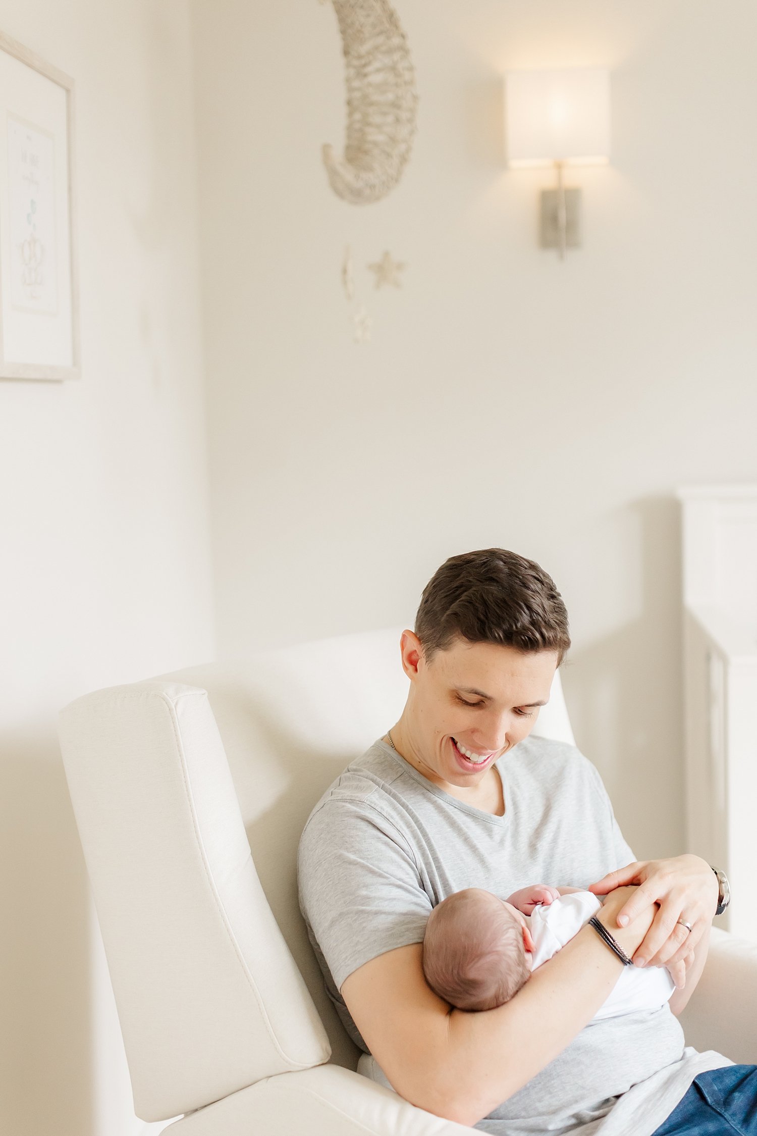 sarah-schmidt-photography-virginia-newborn-photographer-casual-natural-light-in-home-lifestyle-first-time-parent-newborn-session_0011.jpg