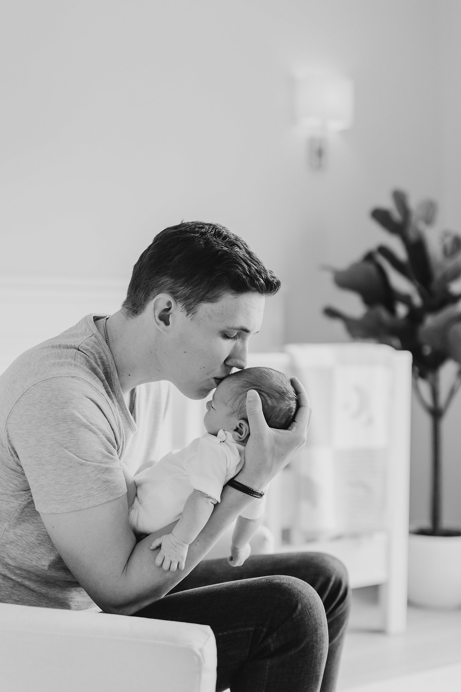 sarah-schmidt-photography-virginia-newborn-photographer-casual-natural-light-in-home-lifestyle-first-time-parent-newborn-session_0017.jpg