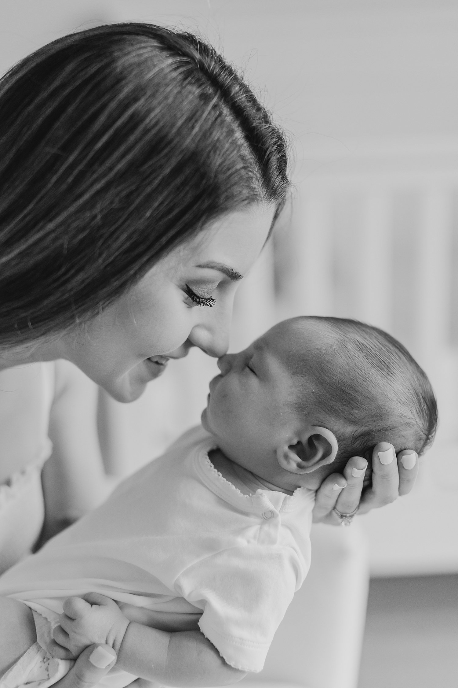 sarah-schmidt-photography-virginia-newborn-photographer-casual-natural-light-in-home-lifestyle-first-time-parent-newborn-session_0019.jpg