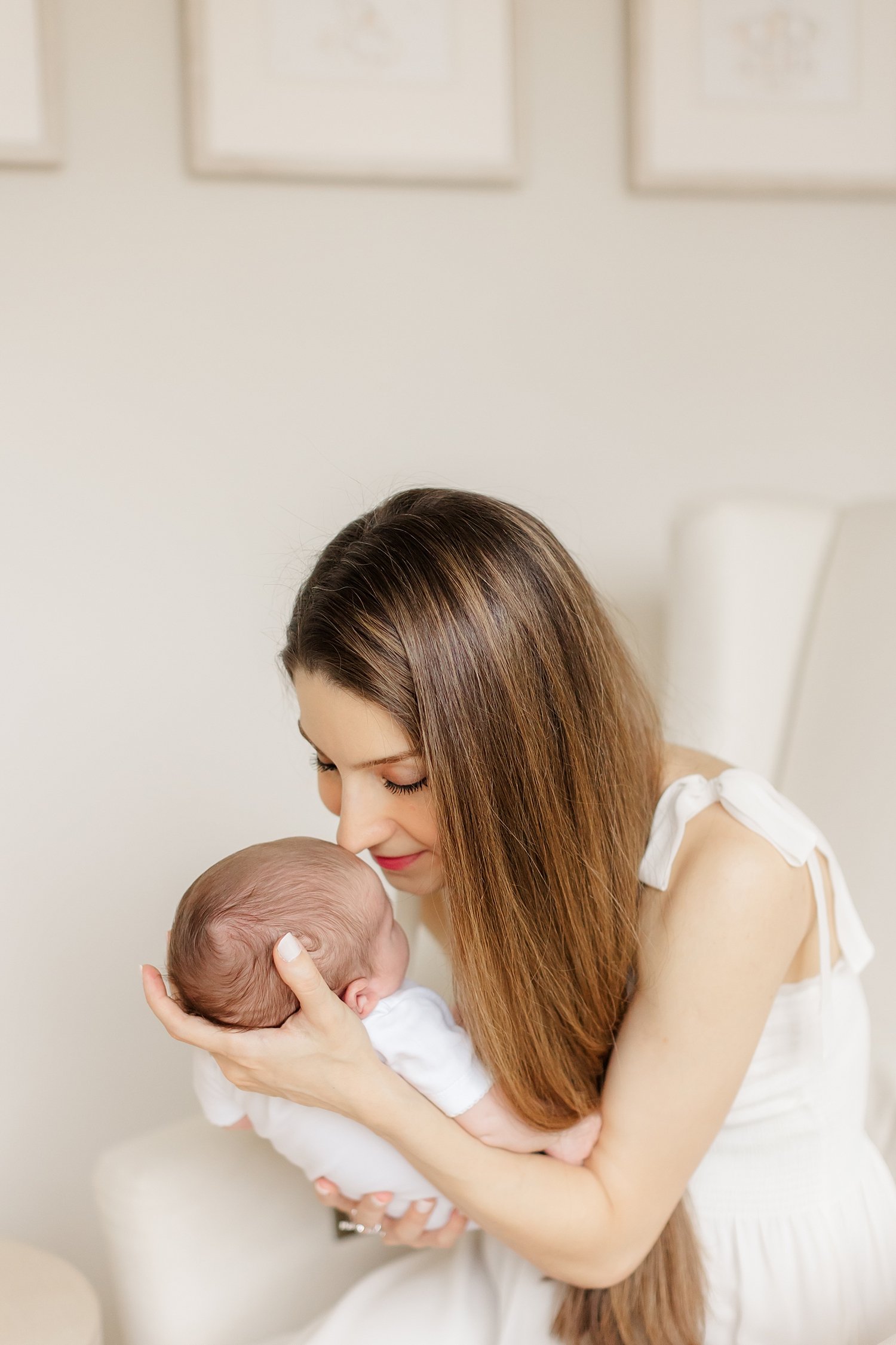 sarah-schmidt-photography-virginia-newborn-photographer-casual-natural-light-in-home-lifestyle-first-time-parent-newborn-session_0018.jpg