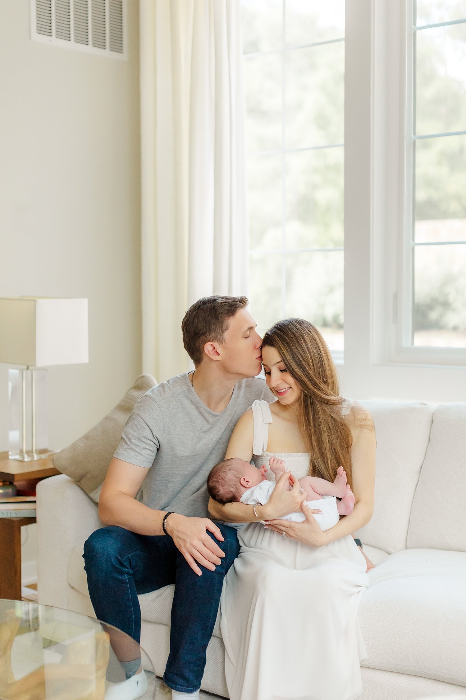 sarah-schmidt-photography-virginia-newborn-photographer-casual-natural-light-in-home-lifestyle-first-time-parent-newborn-session_0023.jpg