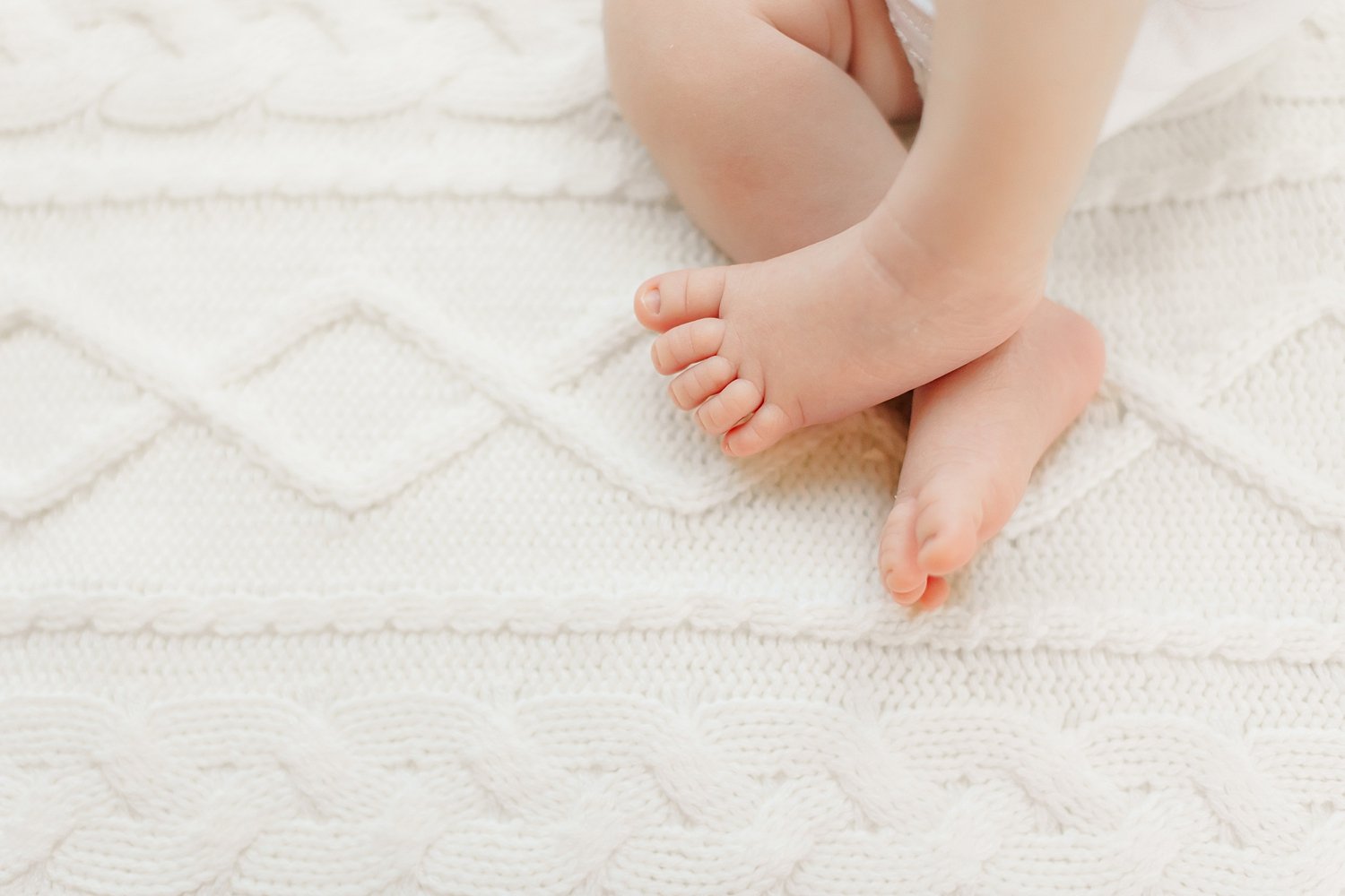 sarah-schmidt-photography-virginia-newborn-photographer-casual-natural-light-in-home-lifestyle-first-time-parent-newborn-session_0020.jpg