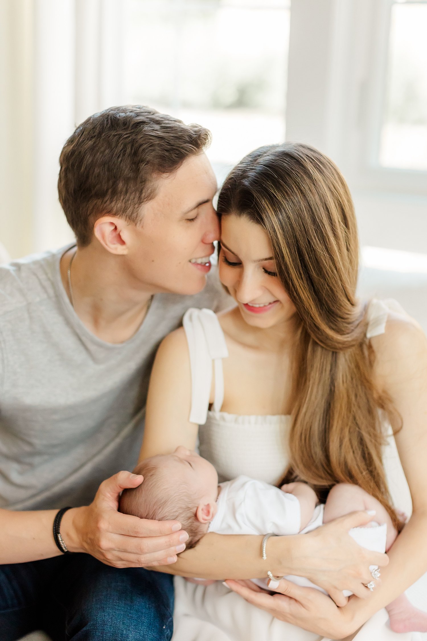 sarah-schmidt-photography-virginia-newborn-photographer-casual-natural-light-in-home-lifestyle-first-time-parent-newborn-session_0031.jpg