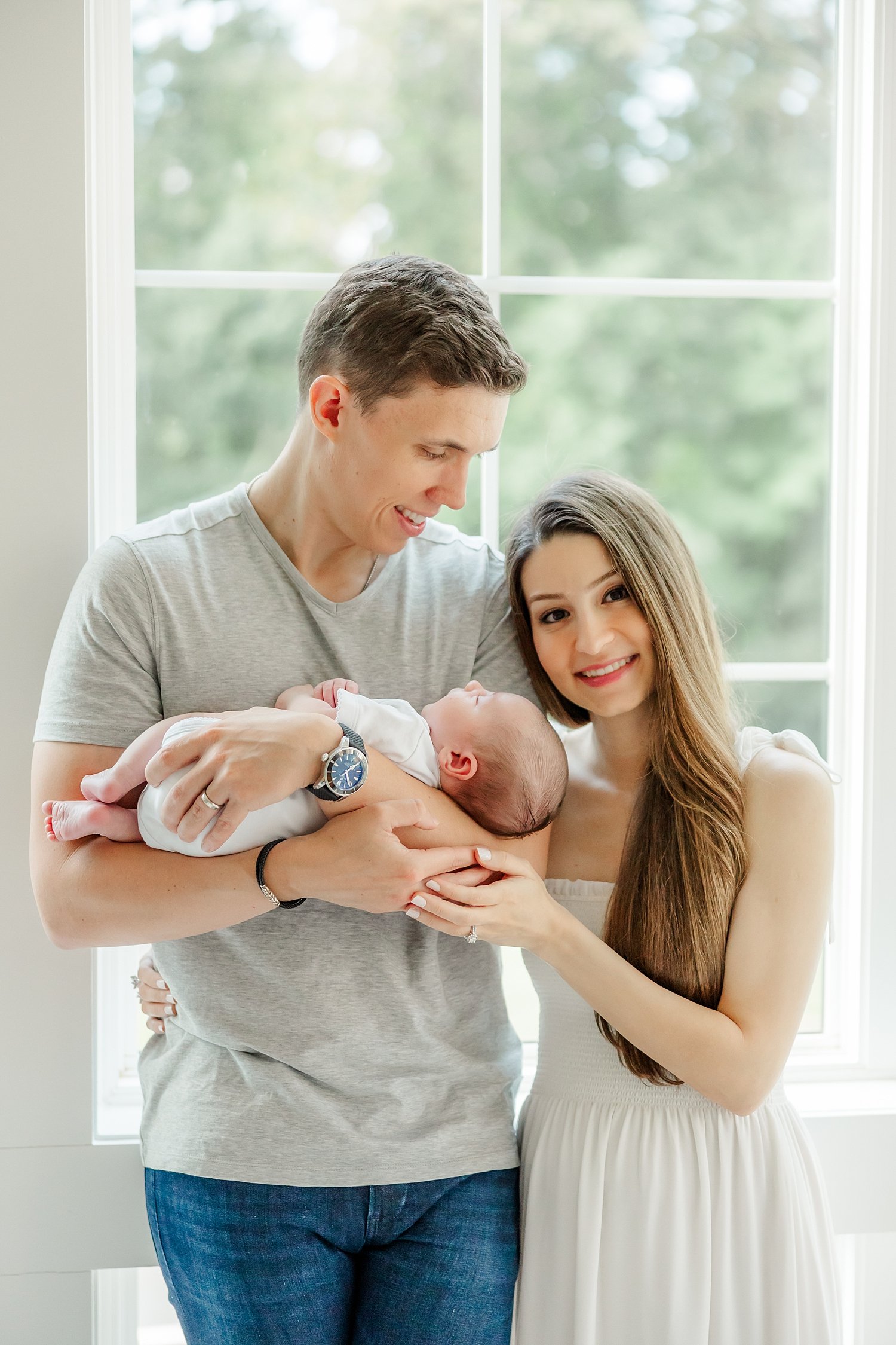 sarah-schmidt-photography-virginia-newborn-photographer-casual-natural-light-in-home-lifestyle-first-time-parent-newborn-session_0035.jpg