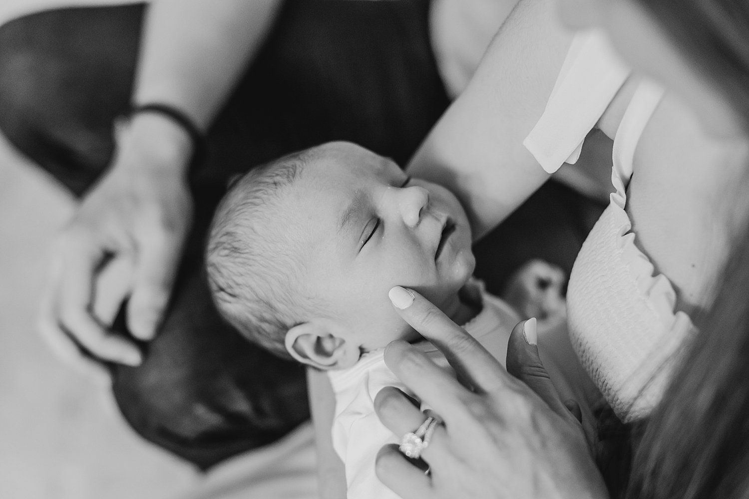 sarah-schmidt-photography-virginia-newborn-photographer-casual-natural-light-in-home-lifestyle-first-time-parent-newborn-session_0027.jpg