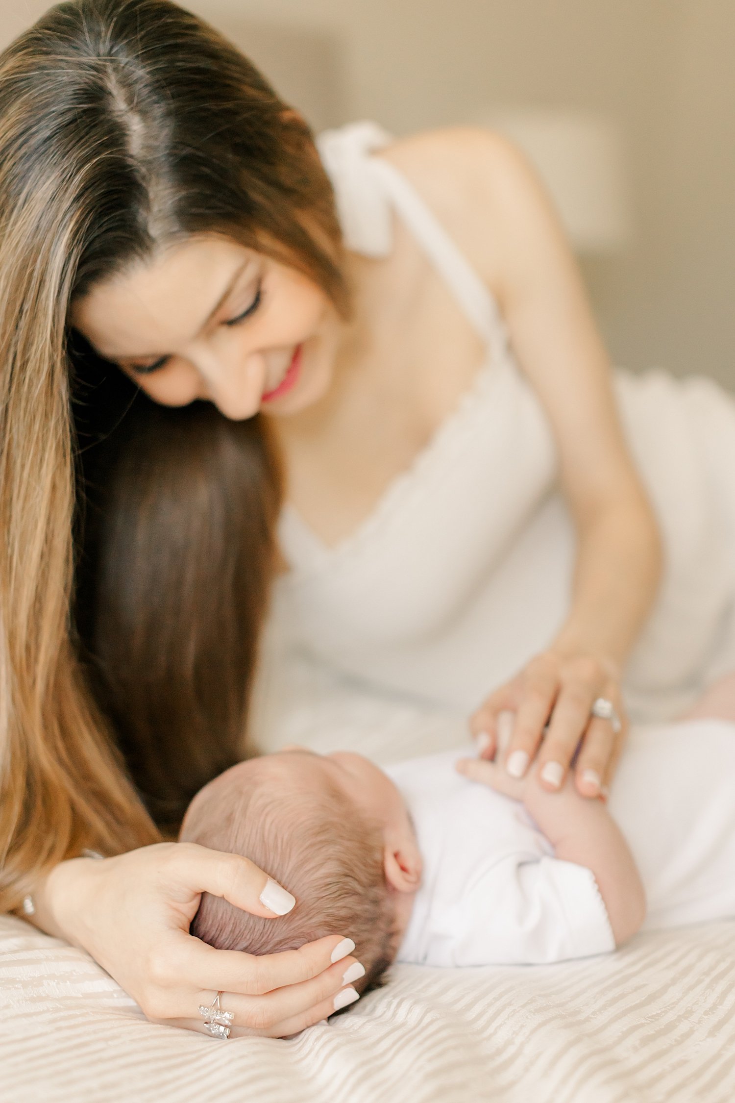 sarah-schmidt-photography-virginia-newborn-photographer-casual-natural-light-in-home-lifestyle-first-time-parent-newborn-session_0052.jpg