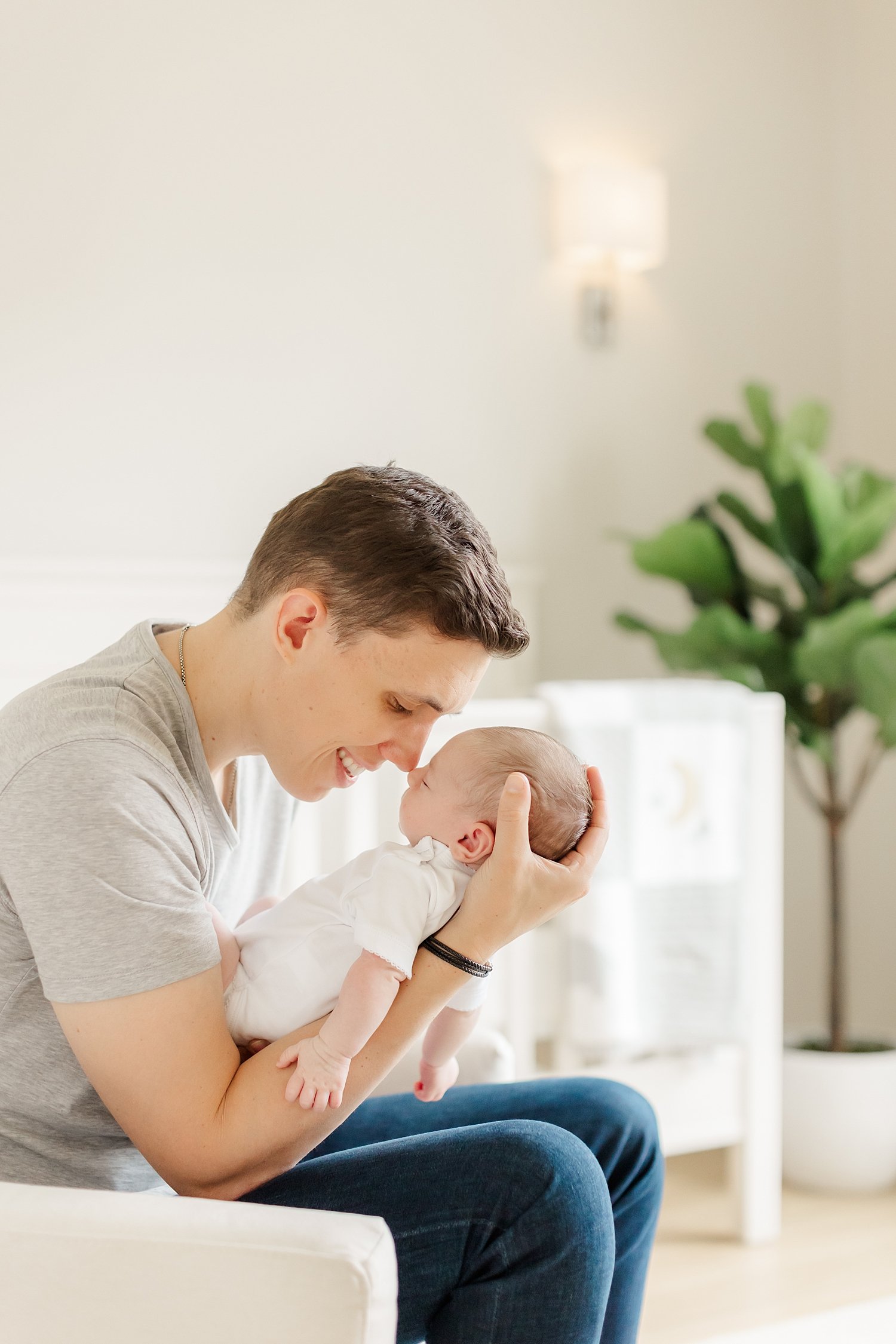 sarah-schmidt-photography-virginia-newborn-photographer-casual-natural-light-in-home-lifestyle-first-time-parent-newborn-session_0016.jpg