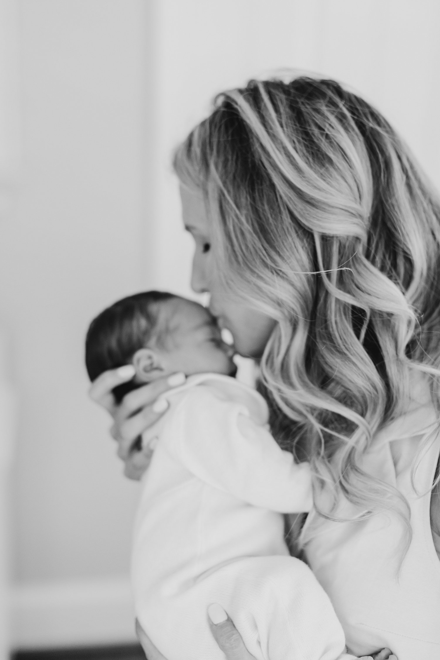 sarah-schmidt-photography-virginia-newborn-photographer-classic-preppy-in-home-newborn-lifestyle-session_0030.jpg